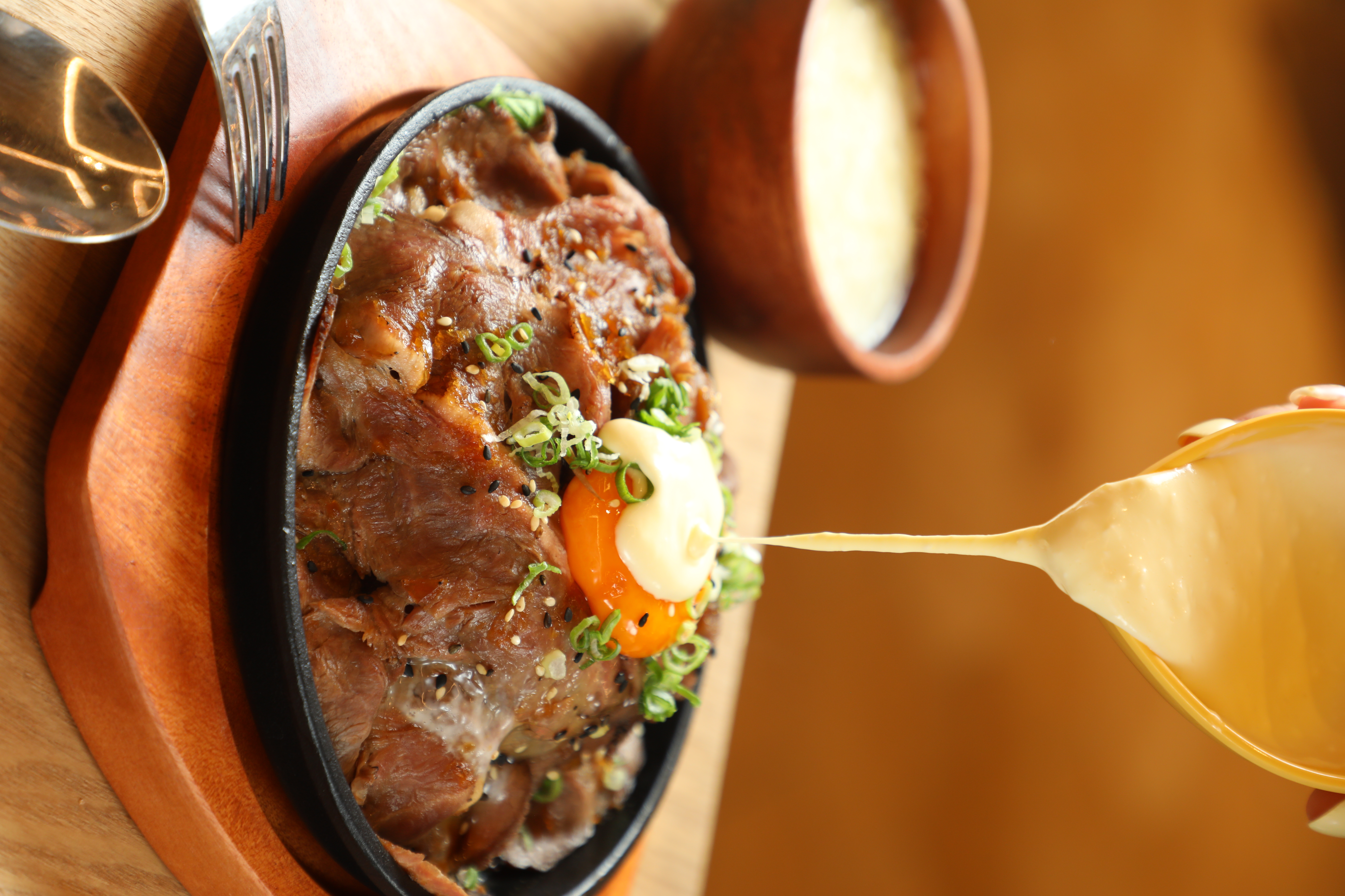 SAPPORO BONE的「元祖日式爐烤牛豬雙拼丼」,在米飯上覆蓋牛豬肉片山,再淋上香濃起司醬。(360元/份)
