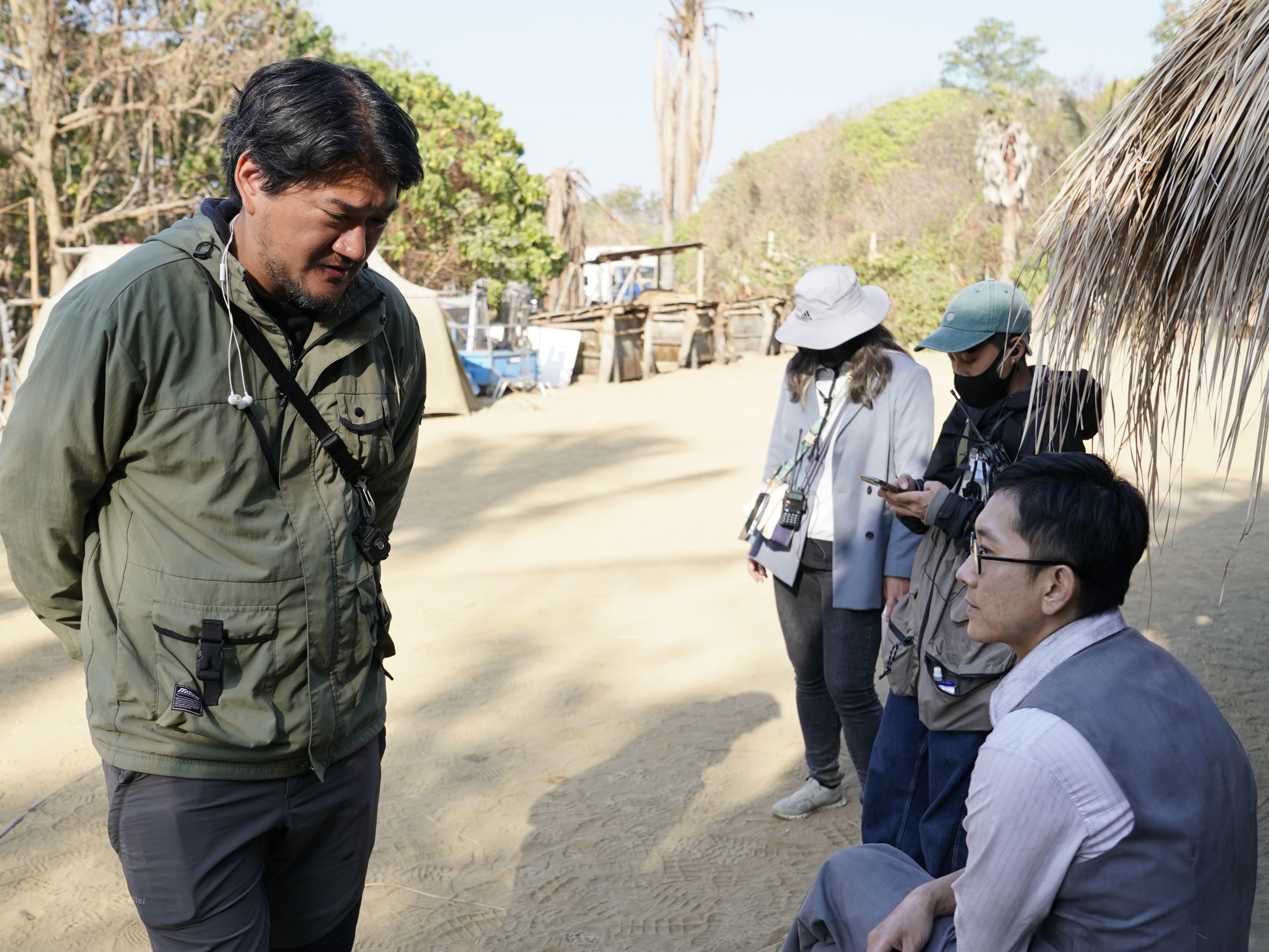導演孫介珩稱讚施名帥近乎潔癖的表演精神，讓角色語言成為角色的一部分。（聽海湧劇組提供）
