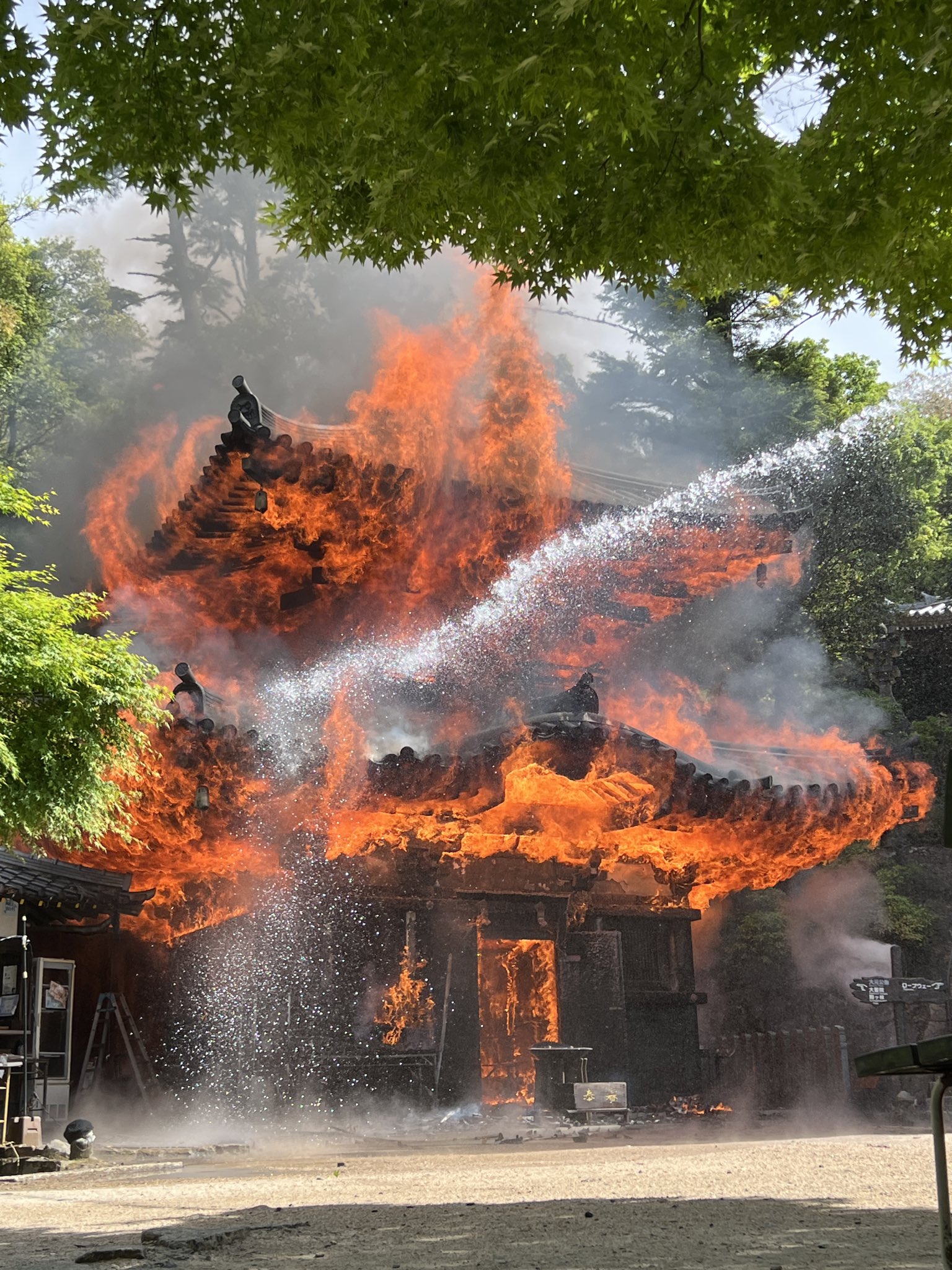 當地時間上午8點半左右，寺院相關人員發現位於大聖院的「靈火堂」起火燃燒。（翻攝自@GakidamakunT X）