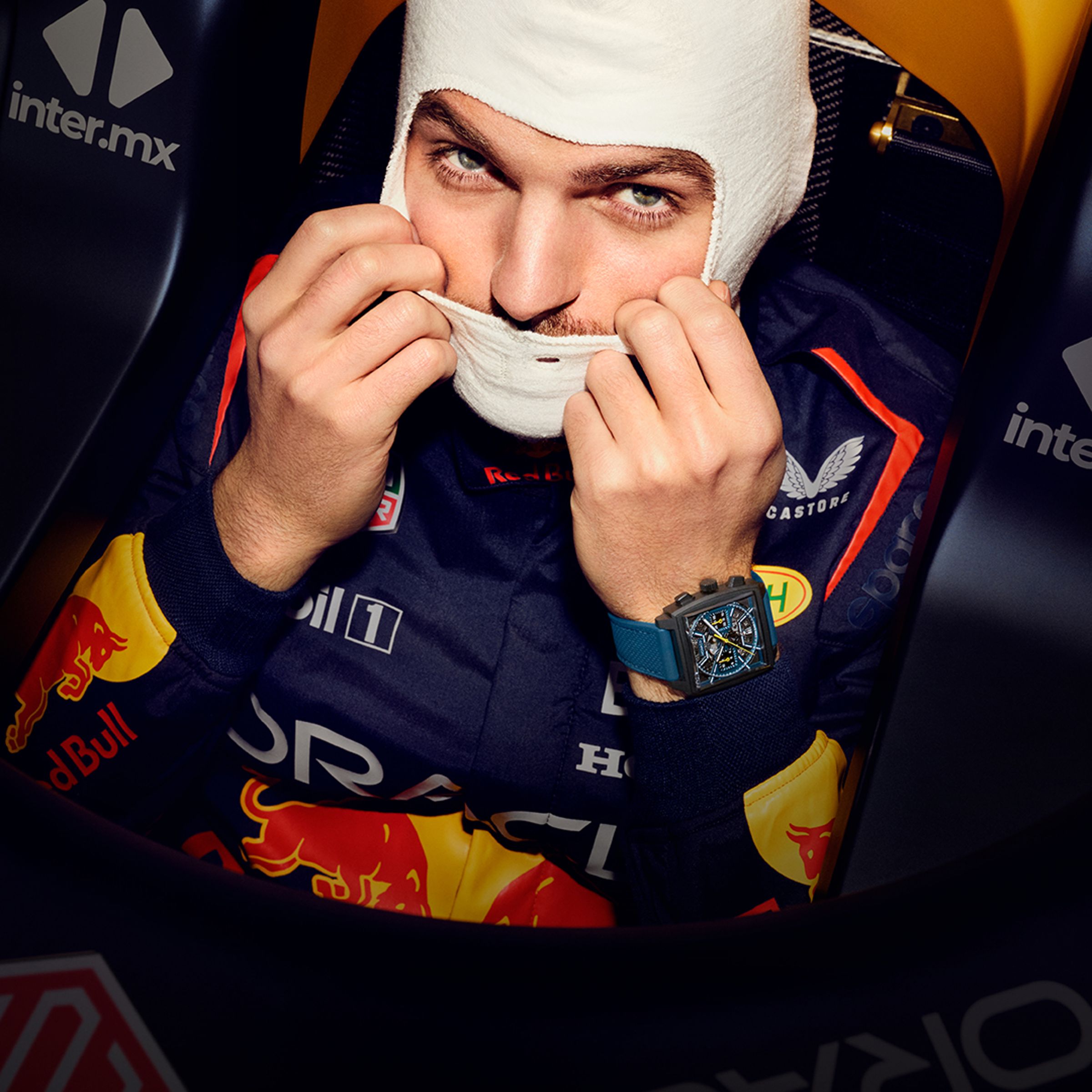 被封為新一代「車神」的泰格豪雅品牌代言人Max Verstappen，坐在紅牛的F1賽車內，手腕上戴著最新的Manaco暗藍版計時碼錶。