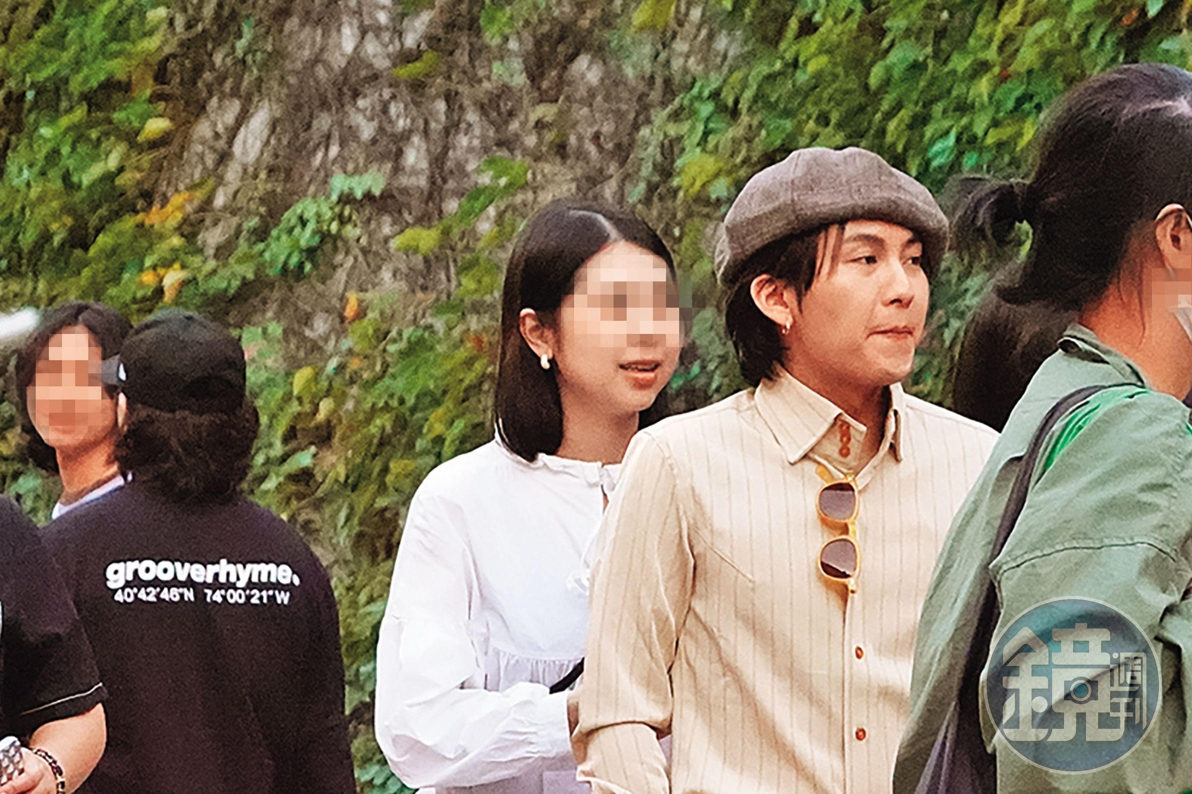 巫建和(右)當天很冷靜沒醉,跟美眉的互動看不出有啥貓膩。