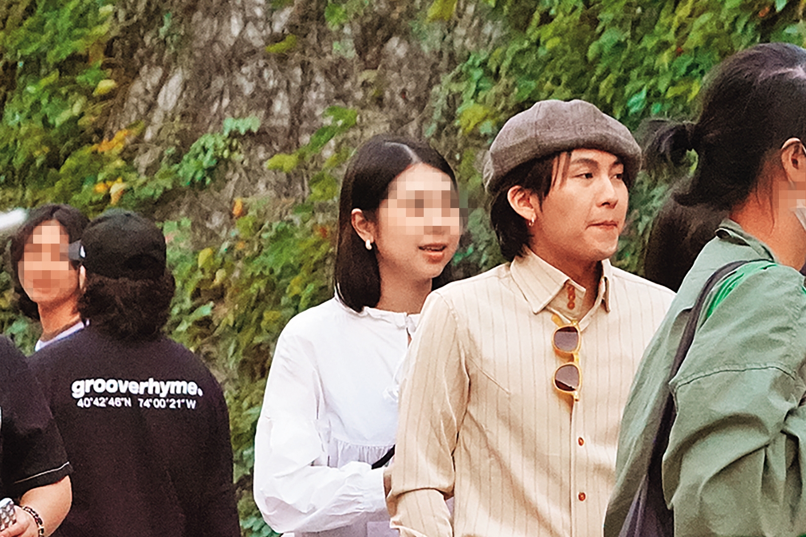 巫建和(右)當天很冷靜沒醉,跟美眉的互動看不出有啥貓膩。