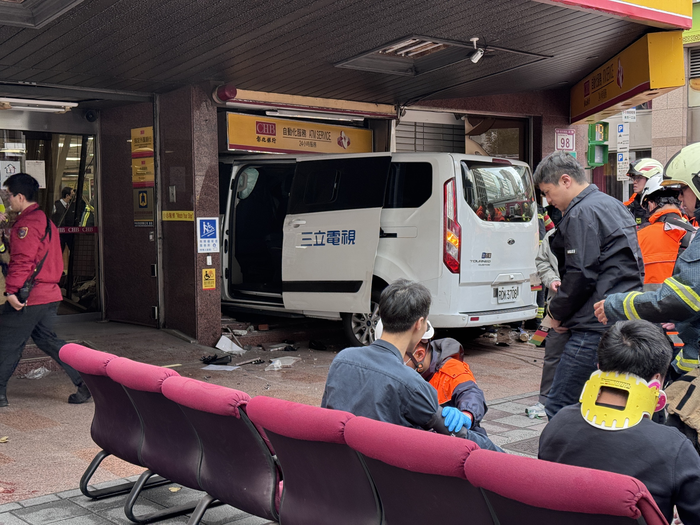據現場目擊與初步資訊指出,事故發生當下撞擊力道猛烈,畫面相當驚悚。(讀者提供)