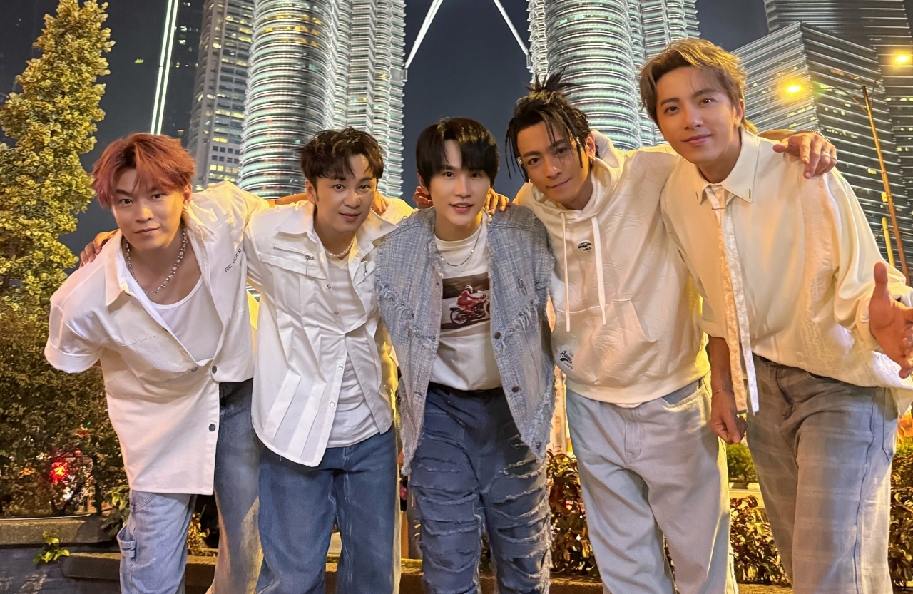 Enegy在馬來西亞雙峰塔前16蹲，邀粉絲一同散發超殺能量。（相信音樂提供）