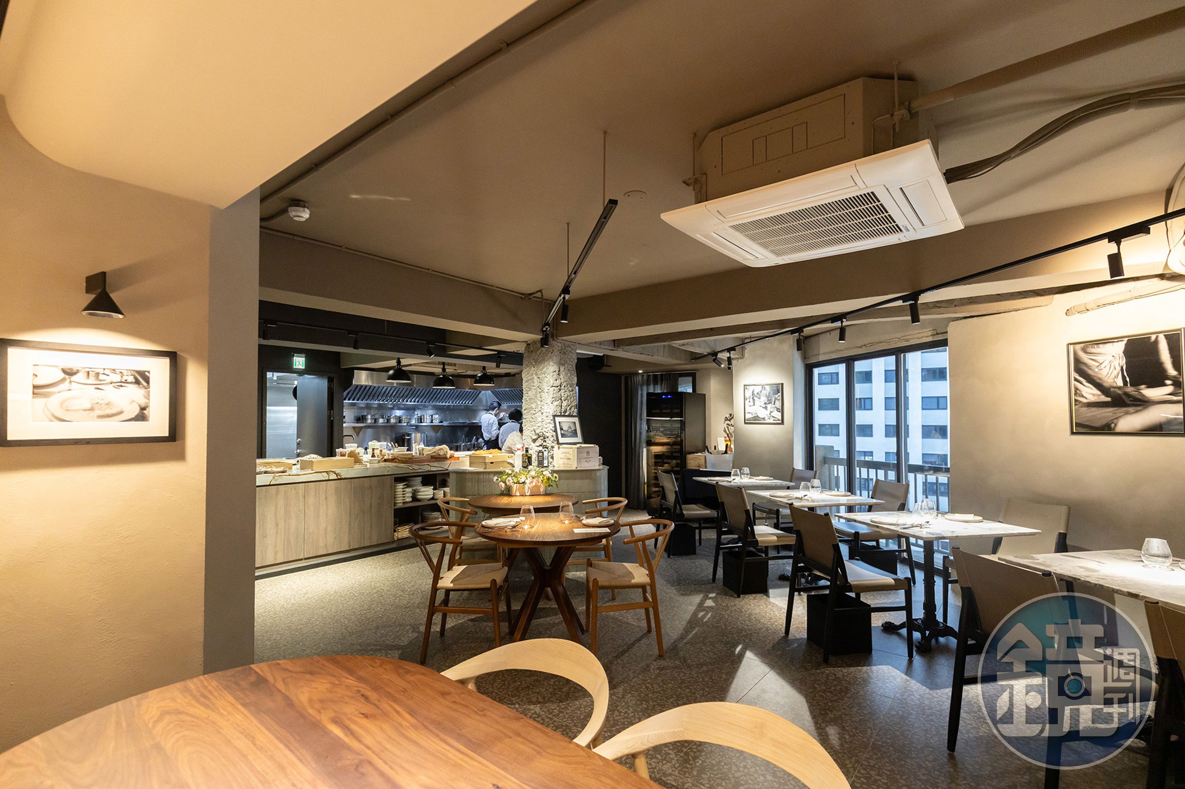 Nove鬧中取靜的用餐空間，讓人得以在光線柔和、節奏緩慢卻又自在的氛圍裡，好好品嘗一頓義大利菜。