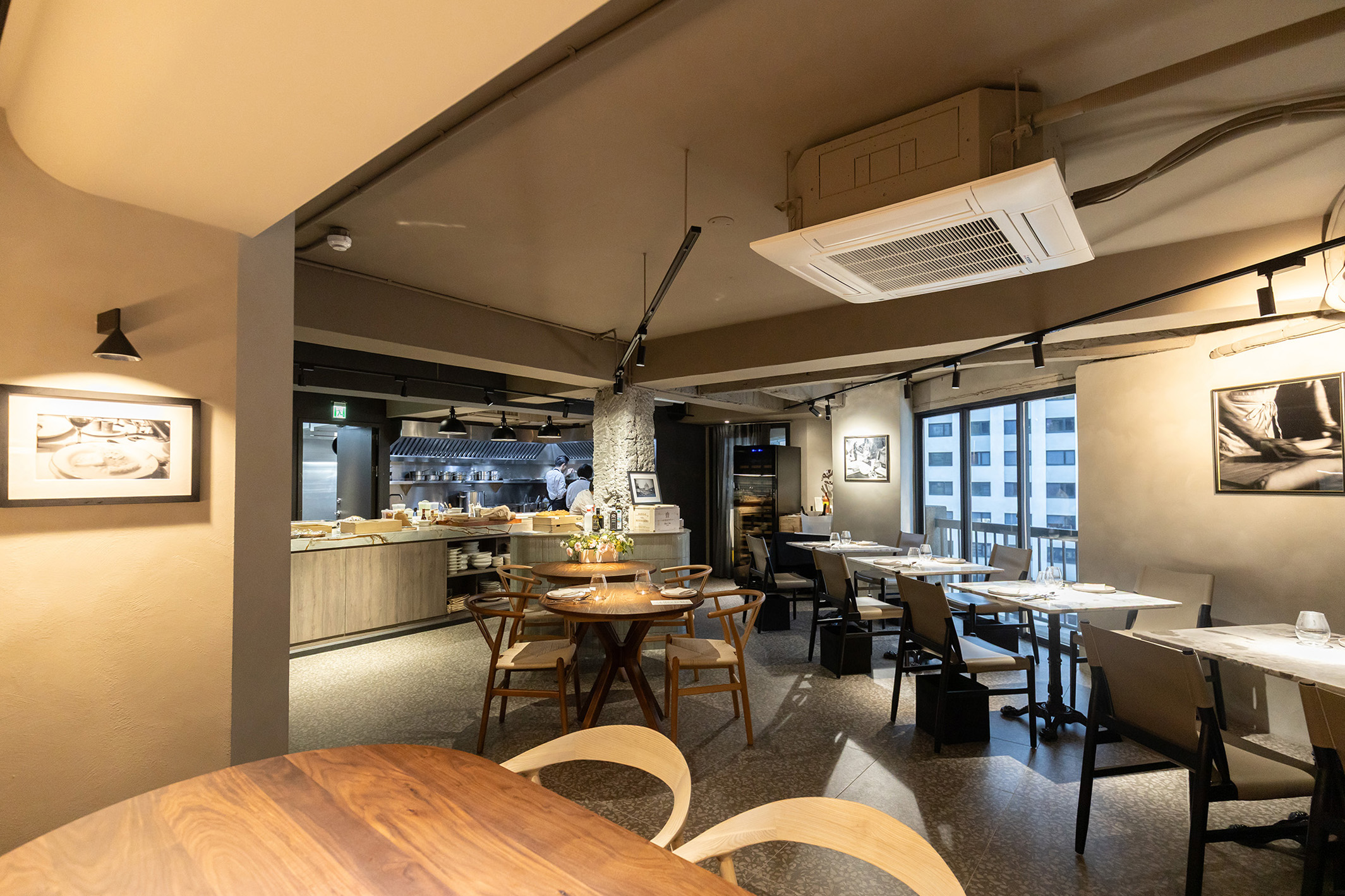 Nove鬧中取靜的用餐空間，讓人得以在光線柔和、節奏緩慢卻又自在的氛圍裡，好好品嘗一頓義大利菜。