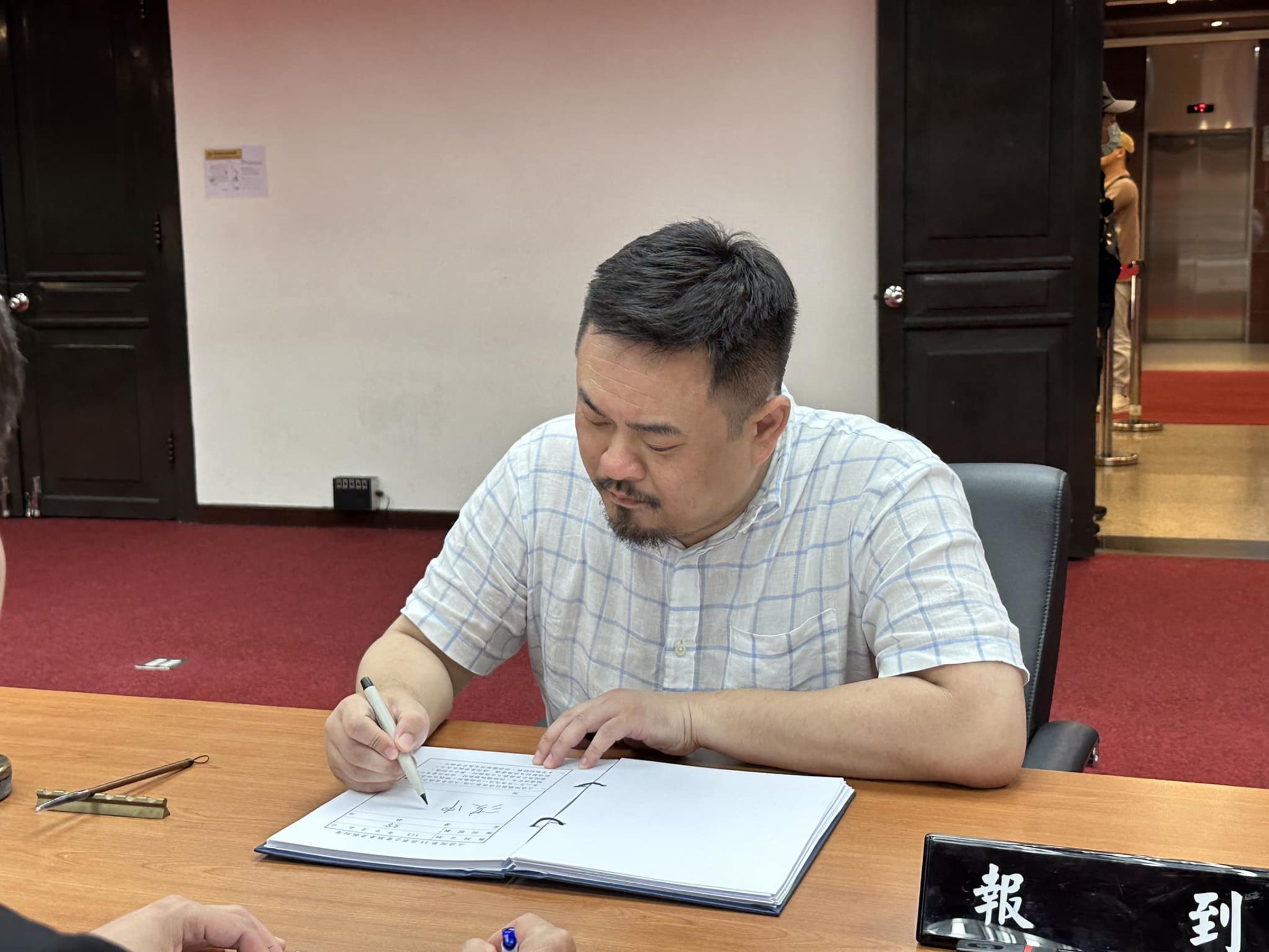 立委洪申翰指出，藍白立委用原住民禁伐補償擋總預算，是為了塑造政府對不起原住民的錯覺。（翻攝洪申翰臉書）
