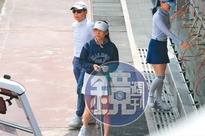 謝姓熟女穿上Malbon深藍色高爾夫球長袖上衣，是曾馨瑩的愛牌。

