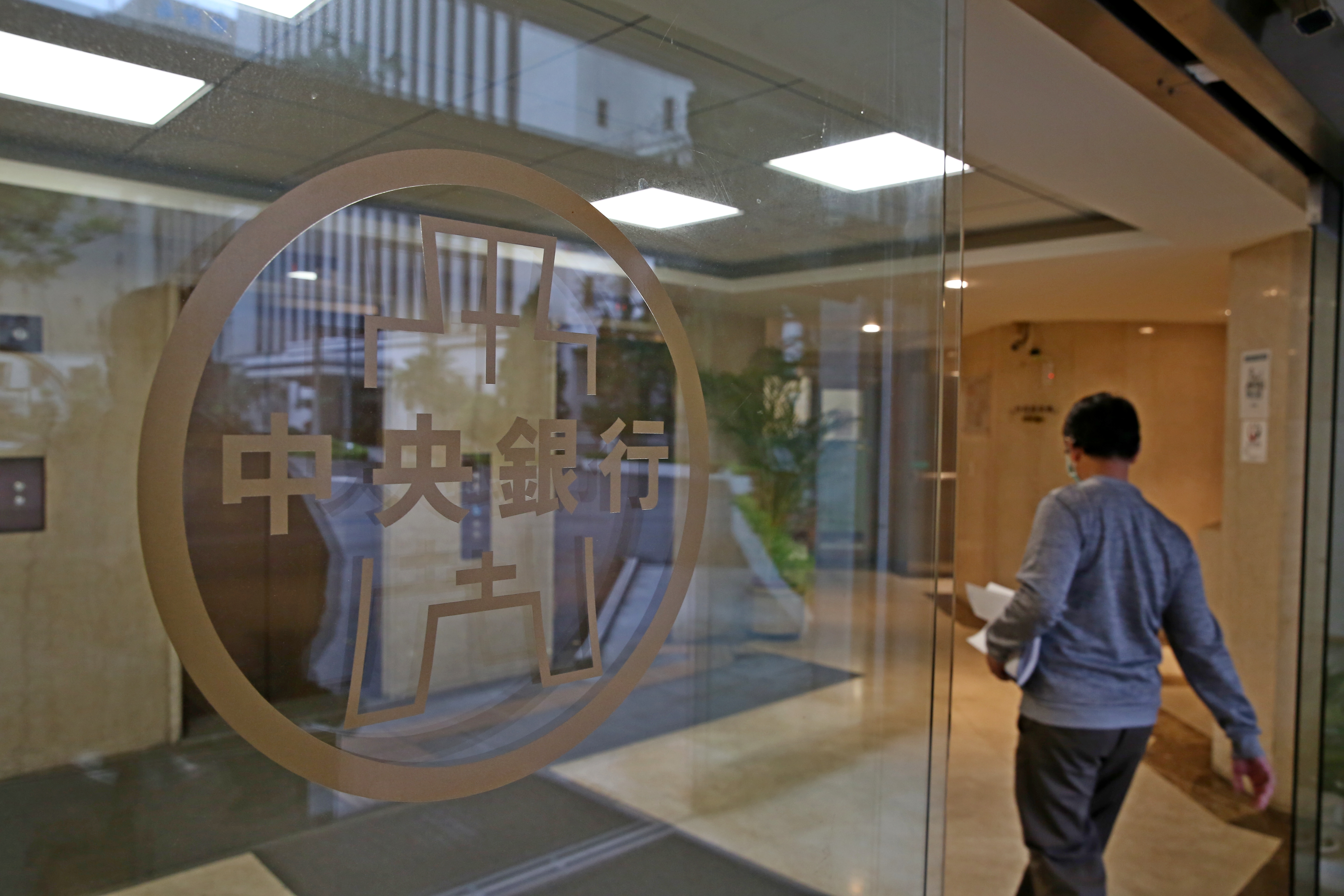 中央銀行今（14）晚罕見與美國財政部同步發布聯合聲明，表示雙方就匯率議題已達成共識。