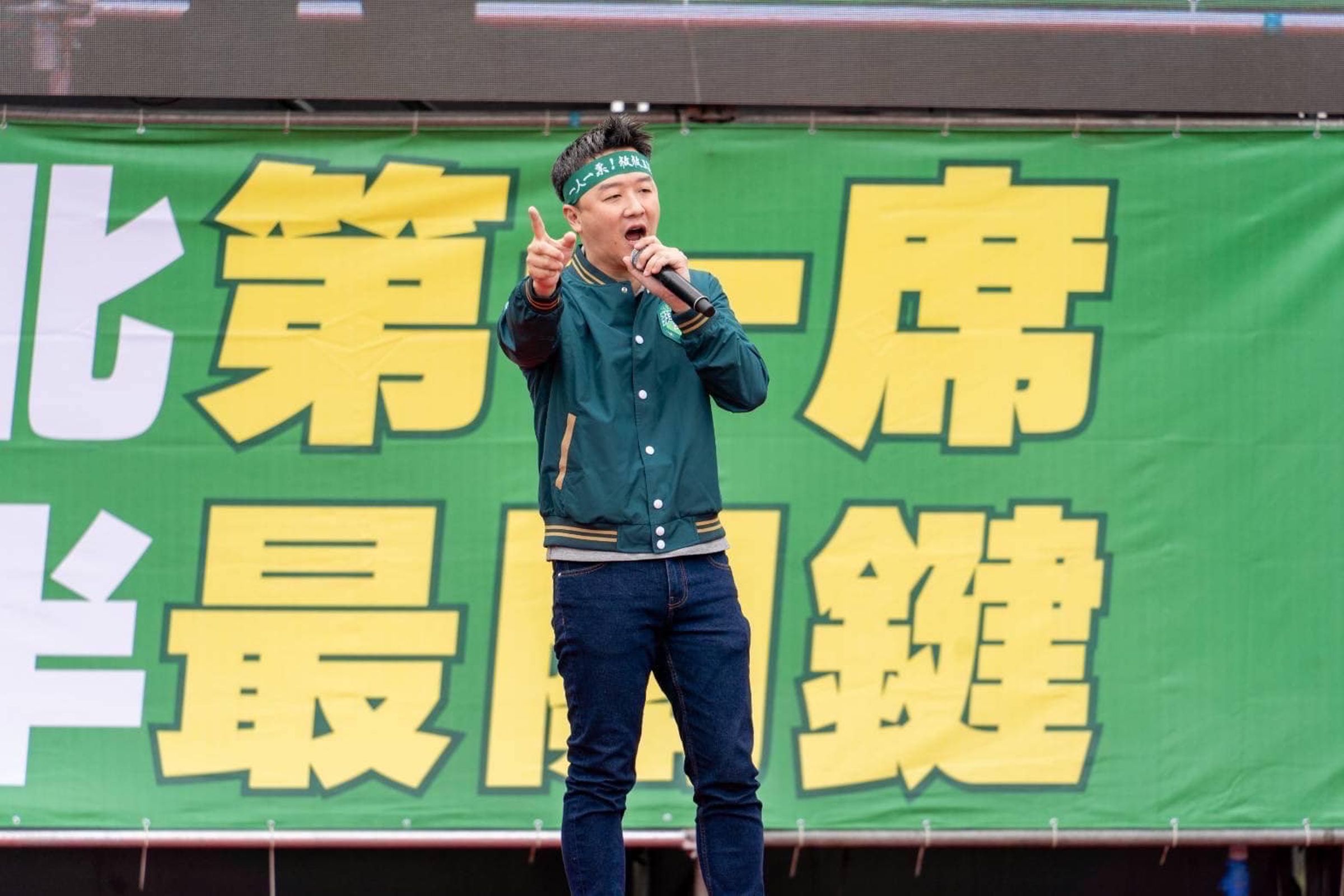 主持人李正皓今天錄影結束，在電視台外遭到不明人士攻擊。（翻攝李正皓臉書）