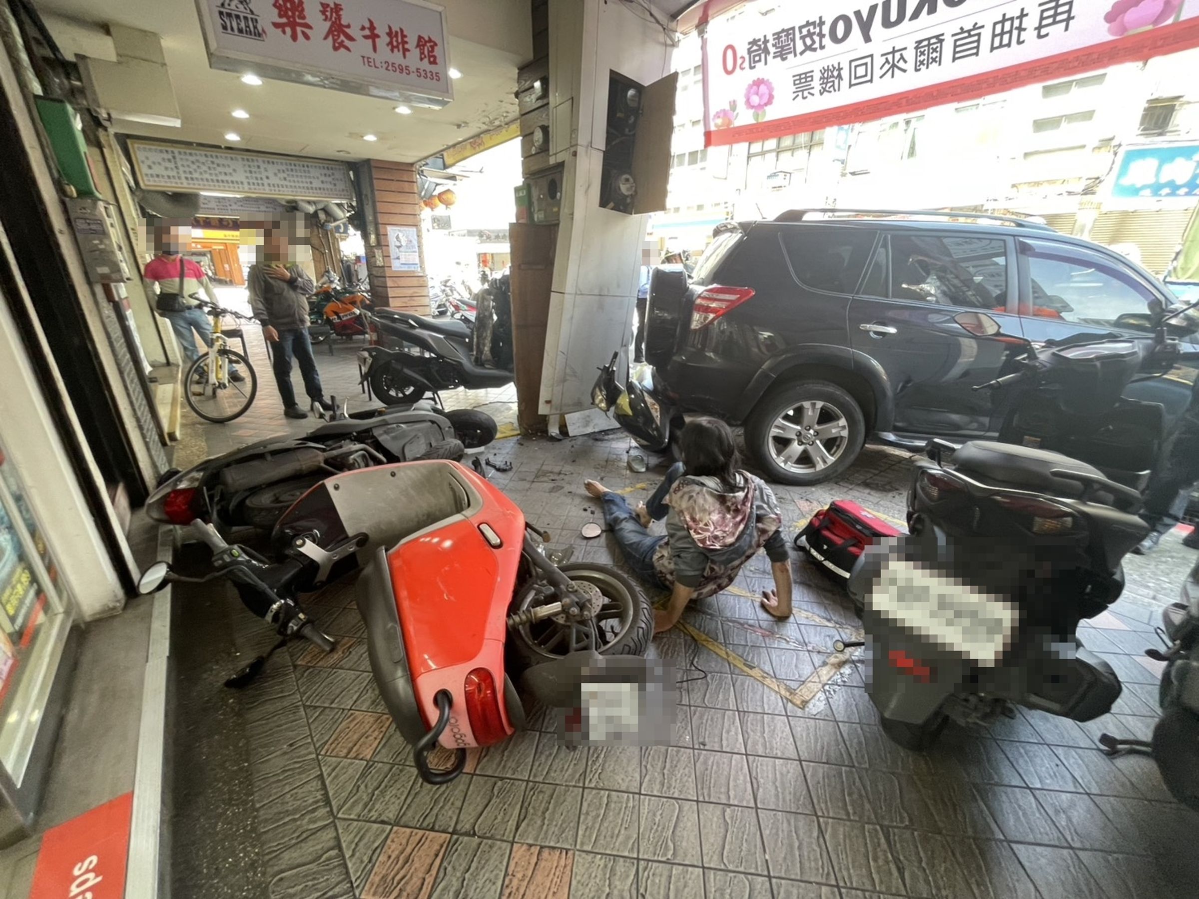 肇事鄭翁倒車暴衝撞進騎樓,一位機車騎士所幸有機車當作緩衝,驚險躲過一劫。(翻攝畫面)