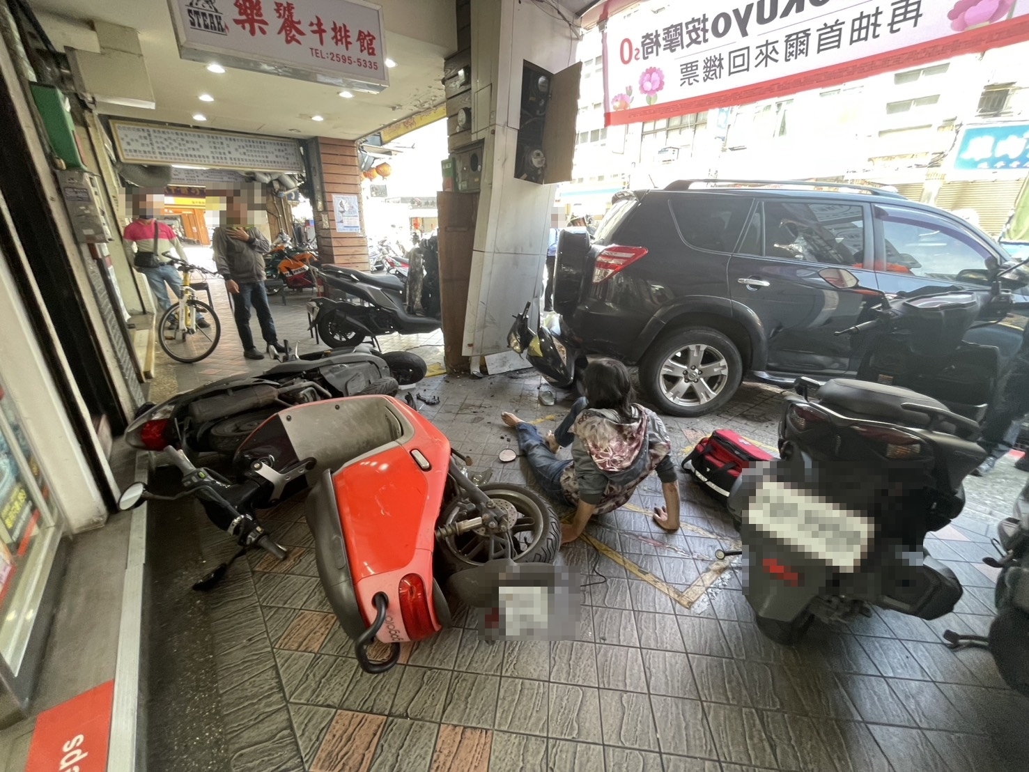 北市延平北路三段發生一起休旅車倒車時暴衝車禍，一位機車騎士所幸有機車當作緩衝，驚險躲過一劫。（翻攝畫面）