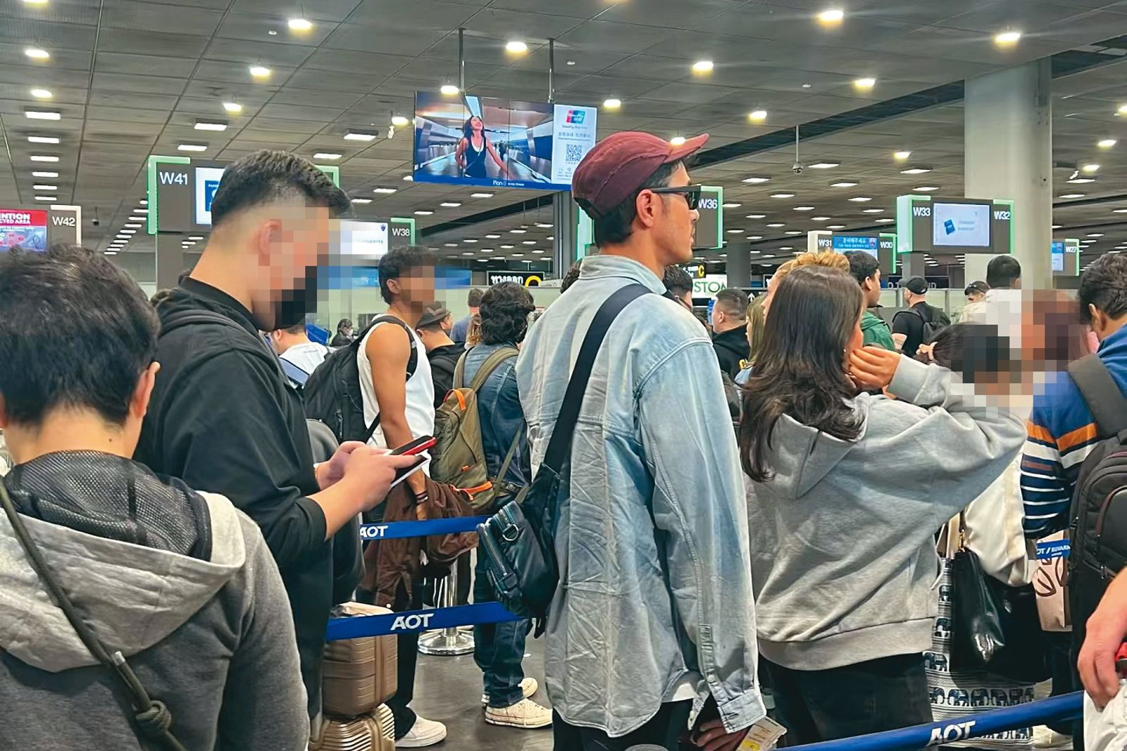 在阮經天（戴帽者）現身曼谷機場，就是要出發去韓國見女友。（翻攝自bibi的日常生活小紅書）