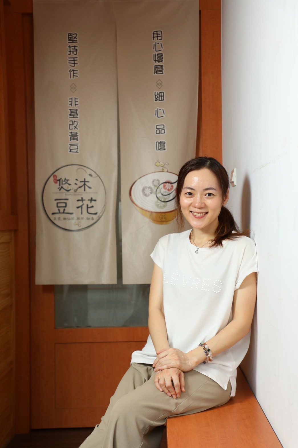 打造出悠沐手作豆花的惠君，個性隨和中帶著佛系，但一到廚房做起豆花和配料，就變成充滿執著的工作狂。 