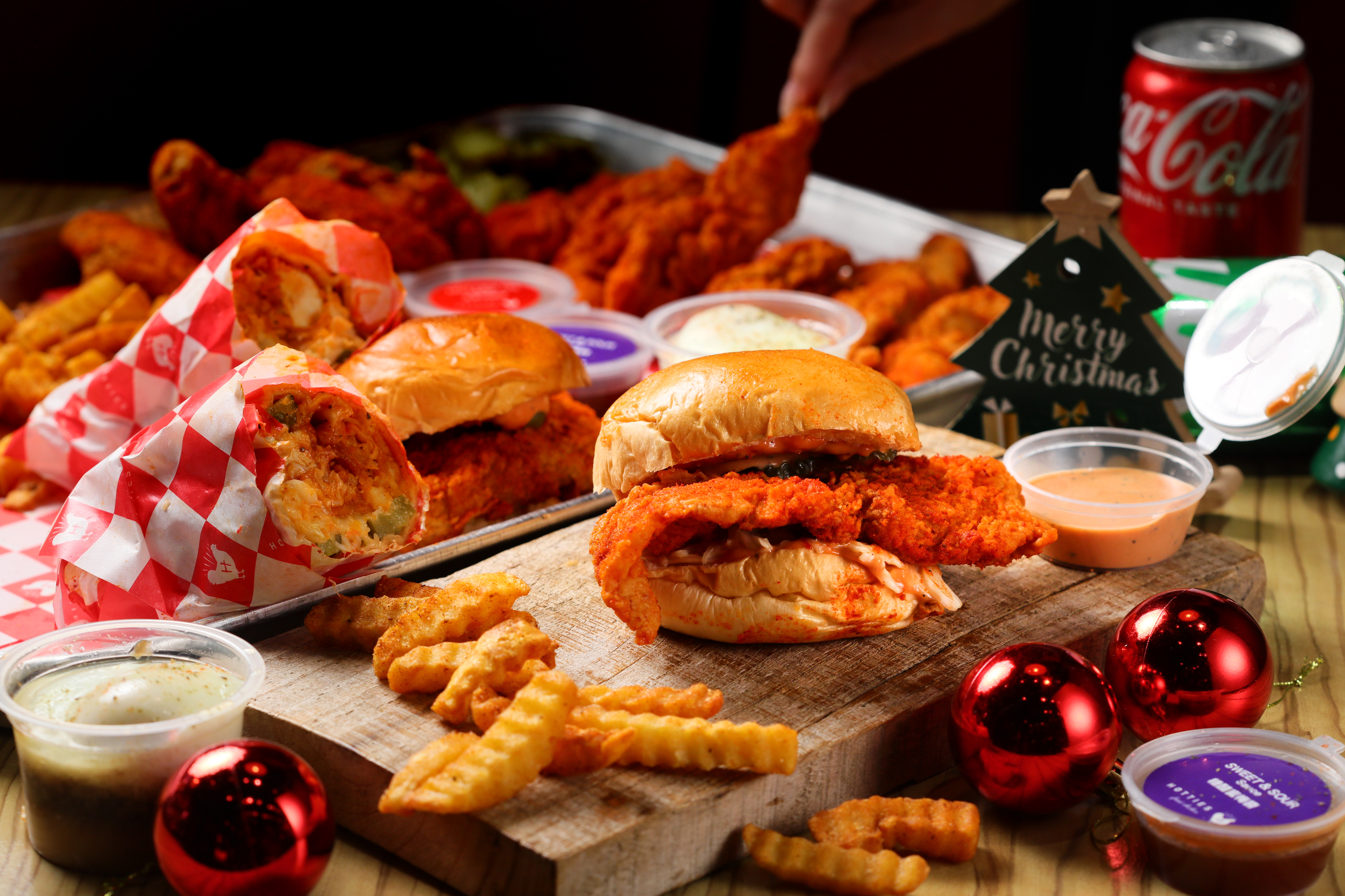 耶誕聚餐必備的「派對炸雞俱樂部套餐」，一次將美式辣爹炸雞堡、辣爹炸雞柳與辣妹炸雞墨西哥捲、肯瓊波浪薯條等招牌齊聚。（1,850／份）