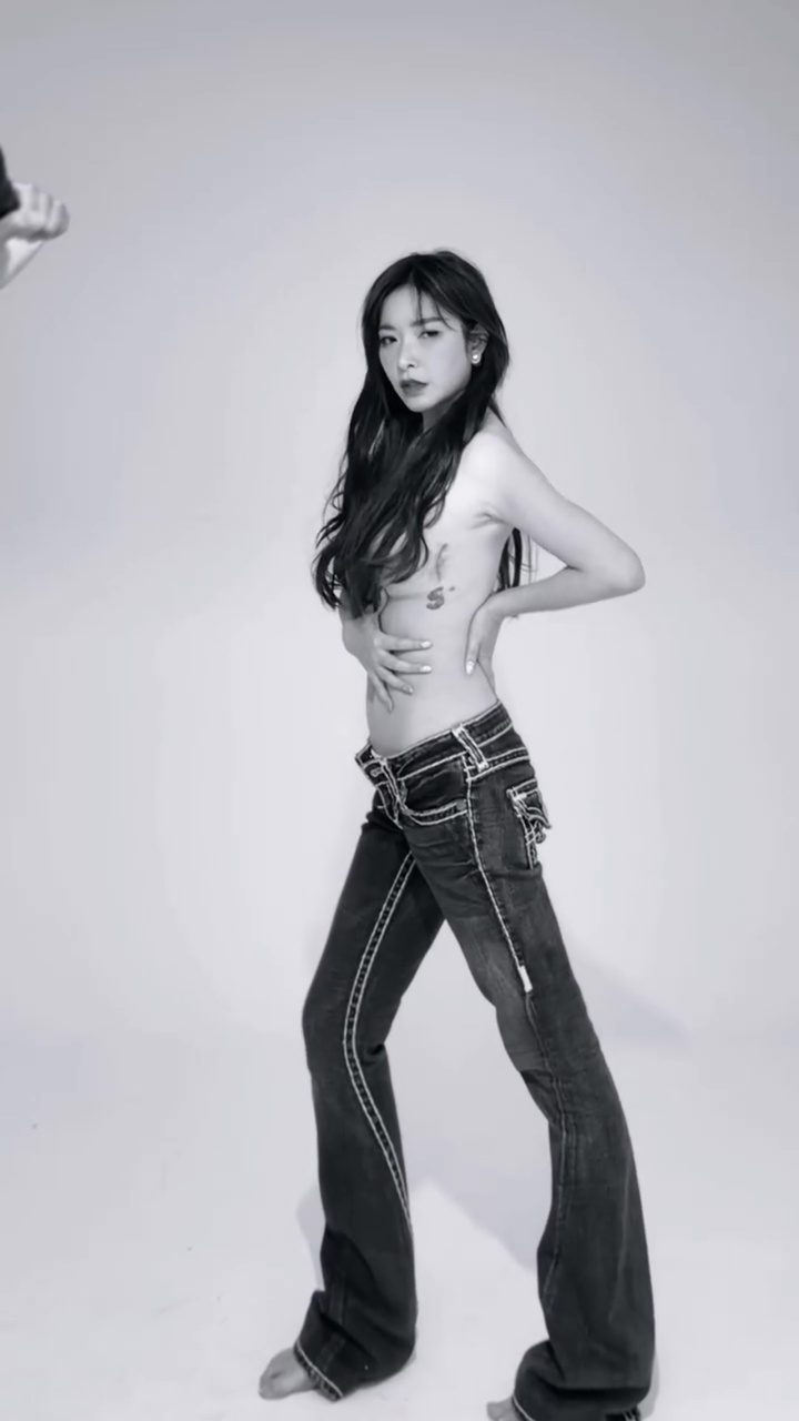 許維恩在鏡頭前自信展現好身材。（翻攝sharon701111 IG）