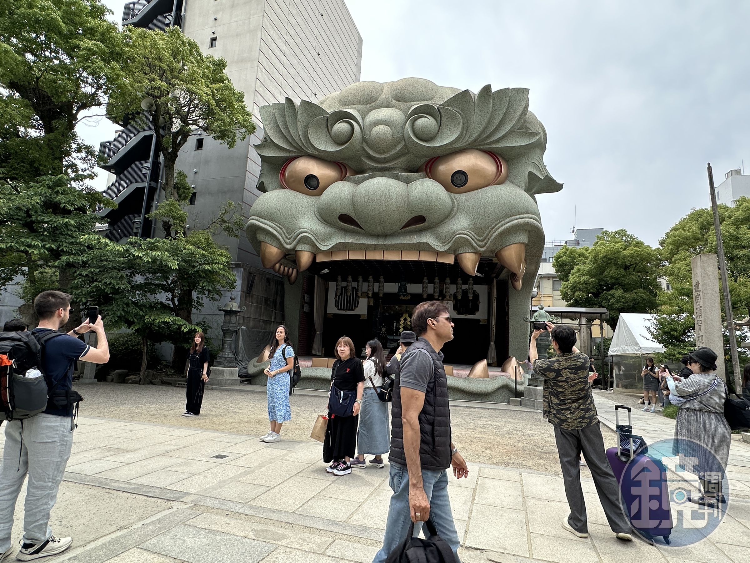 巨大的獅子頭造型是難波八阪神社的重要標誌。
