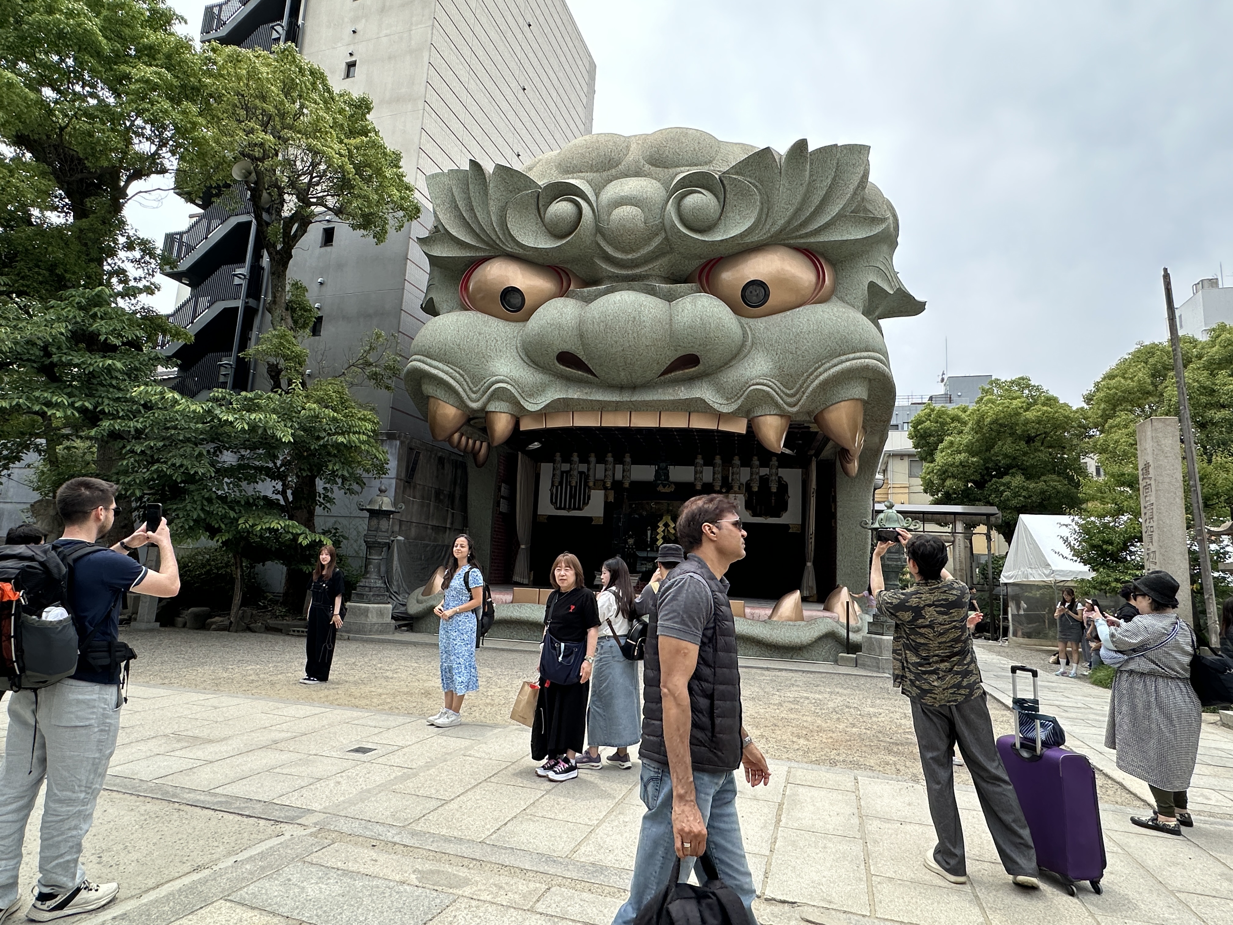 巨大的獅子頭造型是難波八阪神社的重要標誌。