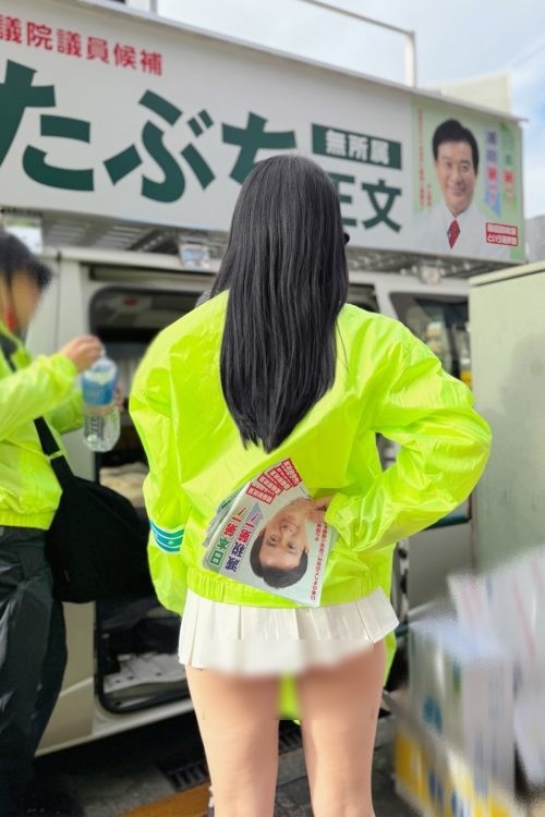 花芽幾乎「下身失蹤」助選。(翻自X平台)