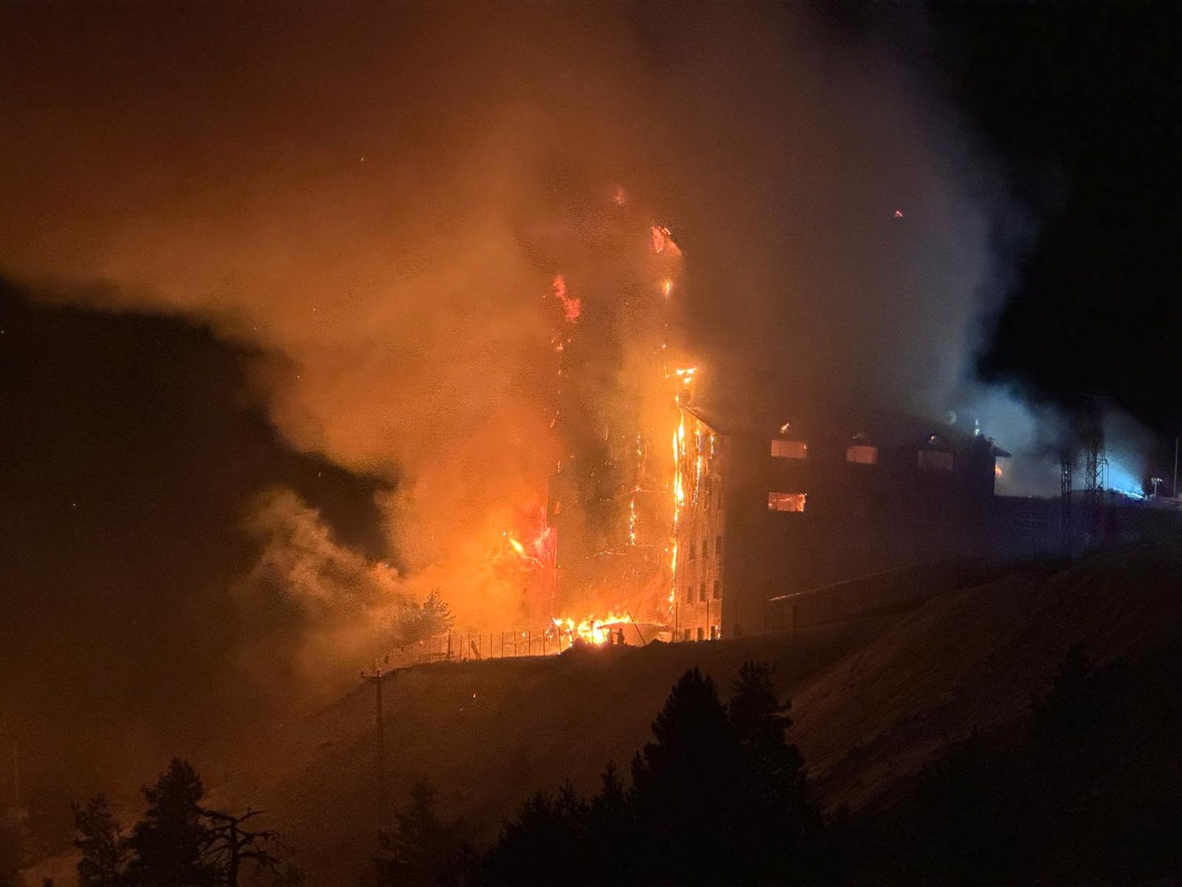 土耳其滑雪度假村飯店發生嚴重火警,造成至少76人罹難、51人受傷。(翻攝自X平台)