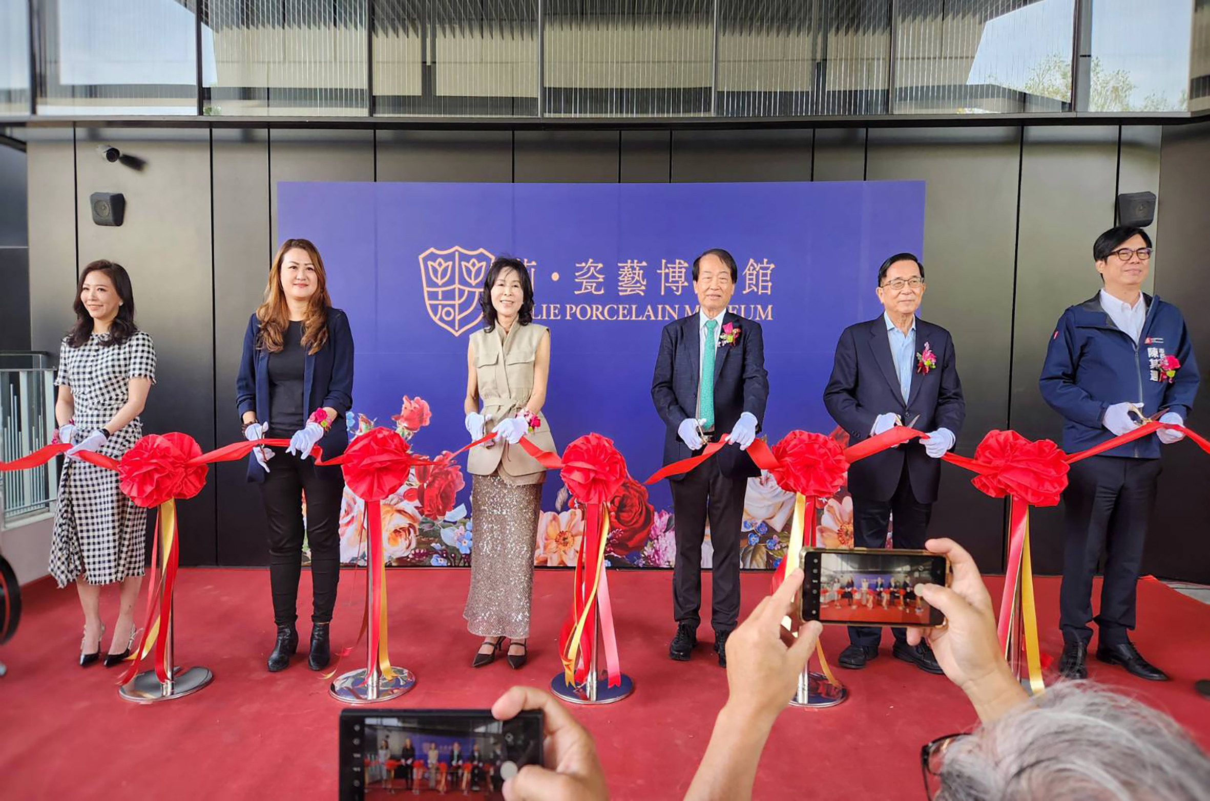 開幕剪綵(右至左，陳其邁市長,陳水扁前總統,石川董事長,博物館創辦人朱莉,高閔琳觀光局長,首席執行官石裴莉)