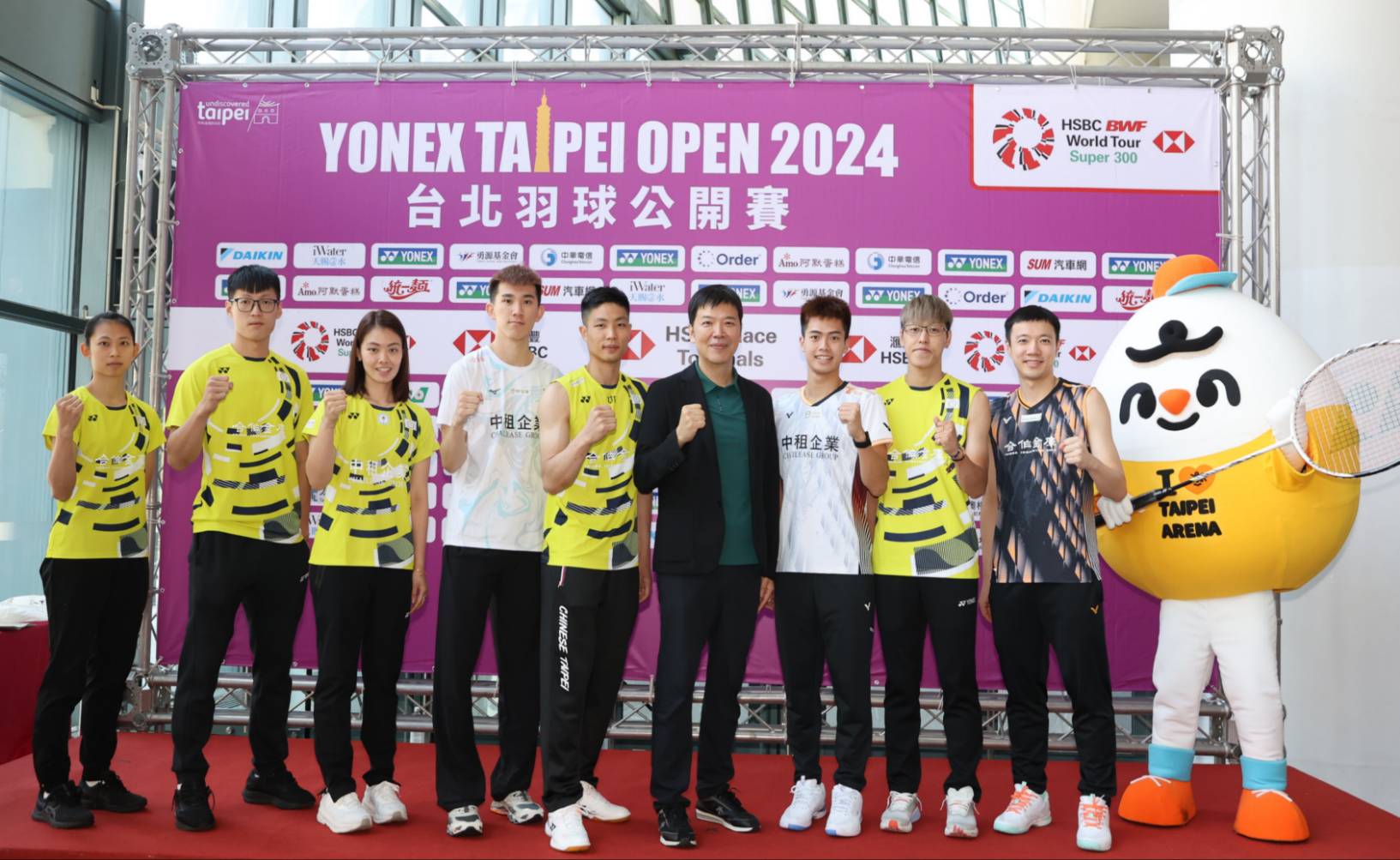 台北羽球公開賽張國祚理事長（中）領軍台灣代表隊一同誓師。