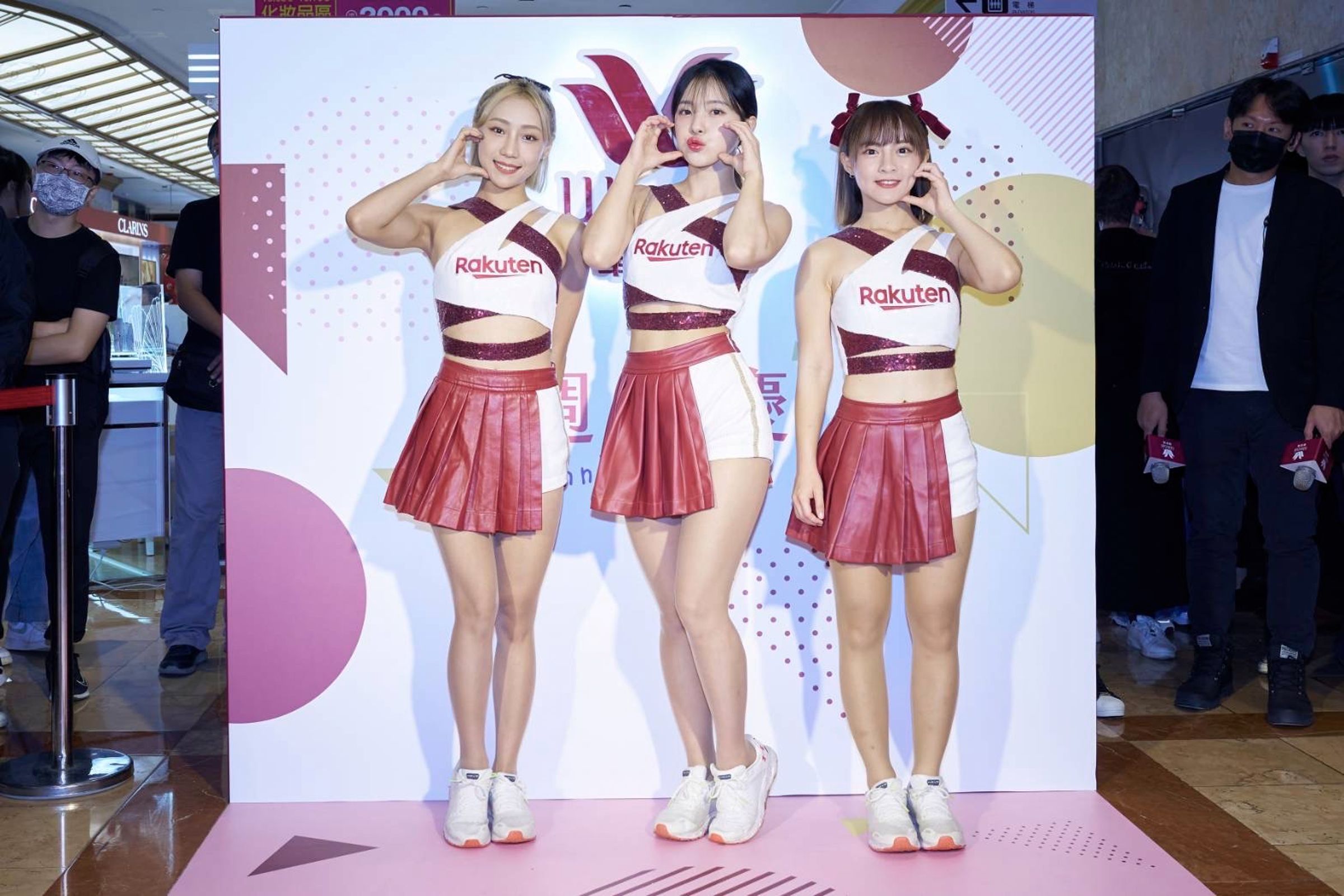 李多慧（中）被問亞運中華隊打贏南韓，高情商回答：「為大家加油！」兩邊都不得罪。（華歌爾提供）