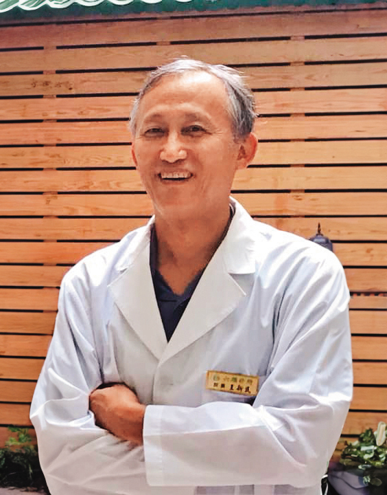 六順診所院長王新民時常接受報章雜誌採訪，講述腦中風治療的分享。（翻攝六順診所臉書）