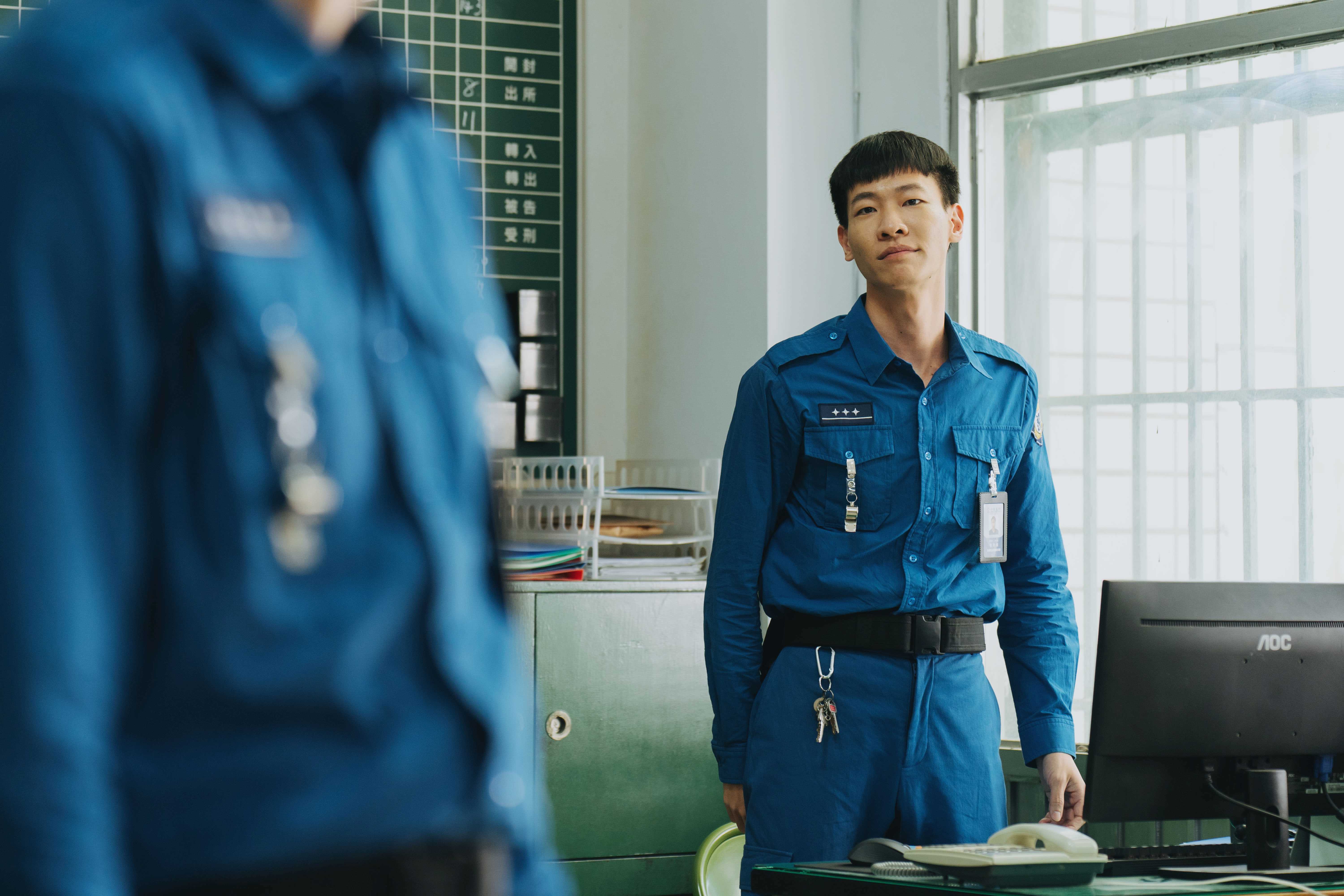 李國強在影集《監所男子囚生記》中化身懶散卻可愛的獄警。(愛奇藝國際版、壹壹影業提供)
