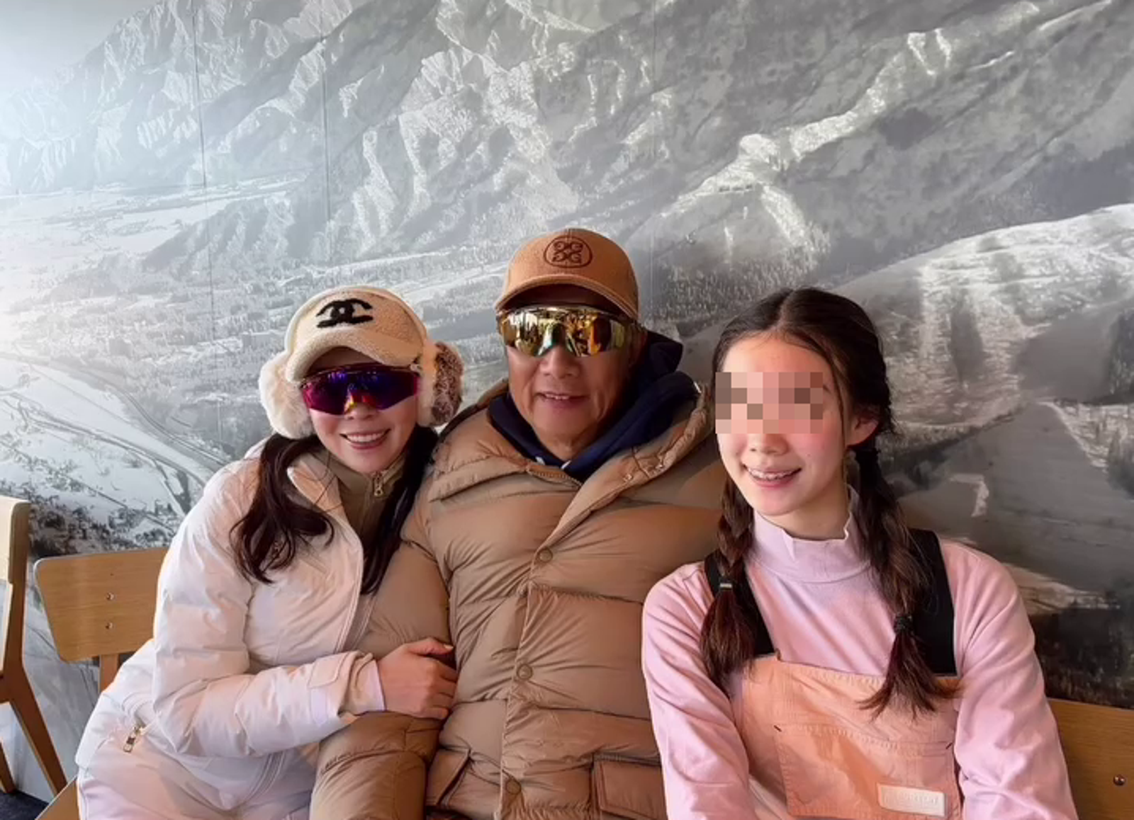 16歲妞妞（右）跟媽媽長得很像，頭綁兩個辮子，相當甜美。（翻攝曾馨瑩IG）