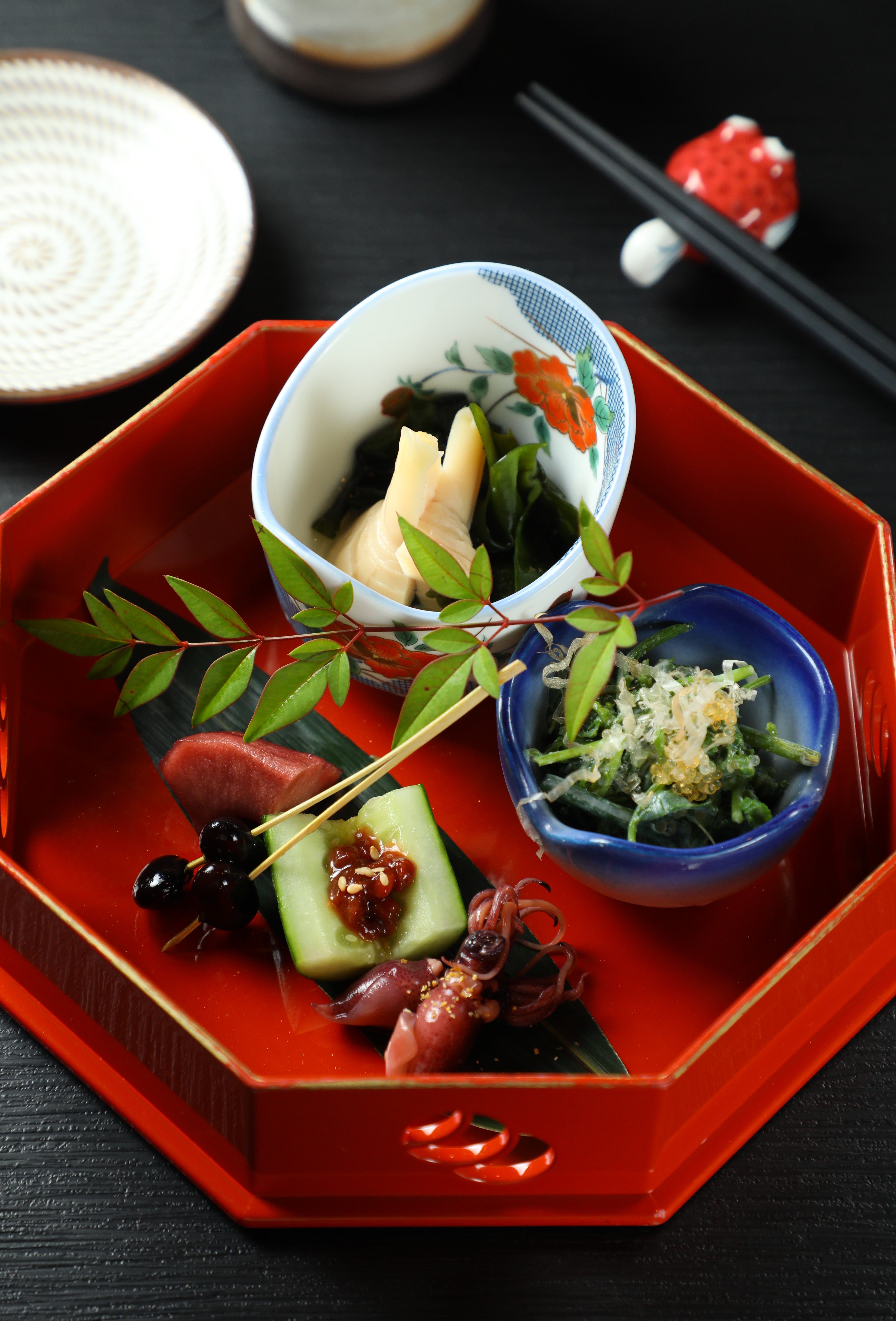 以漆盒盛裝的「八寸」前菜，將螢烏賊、綠竹筍、山蕨飛魚卵等季節滋味收於一盤。（1,680元套餐菜色）
