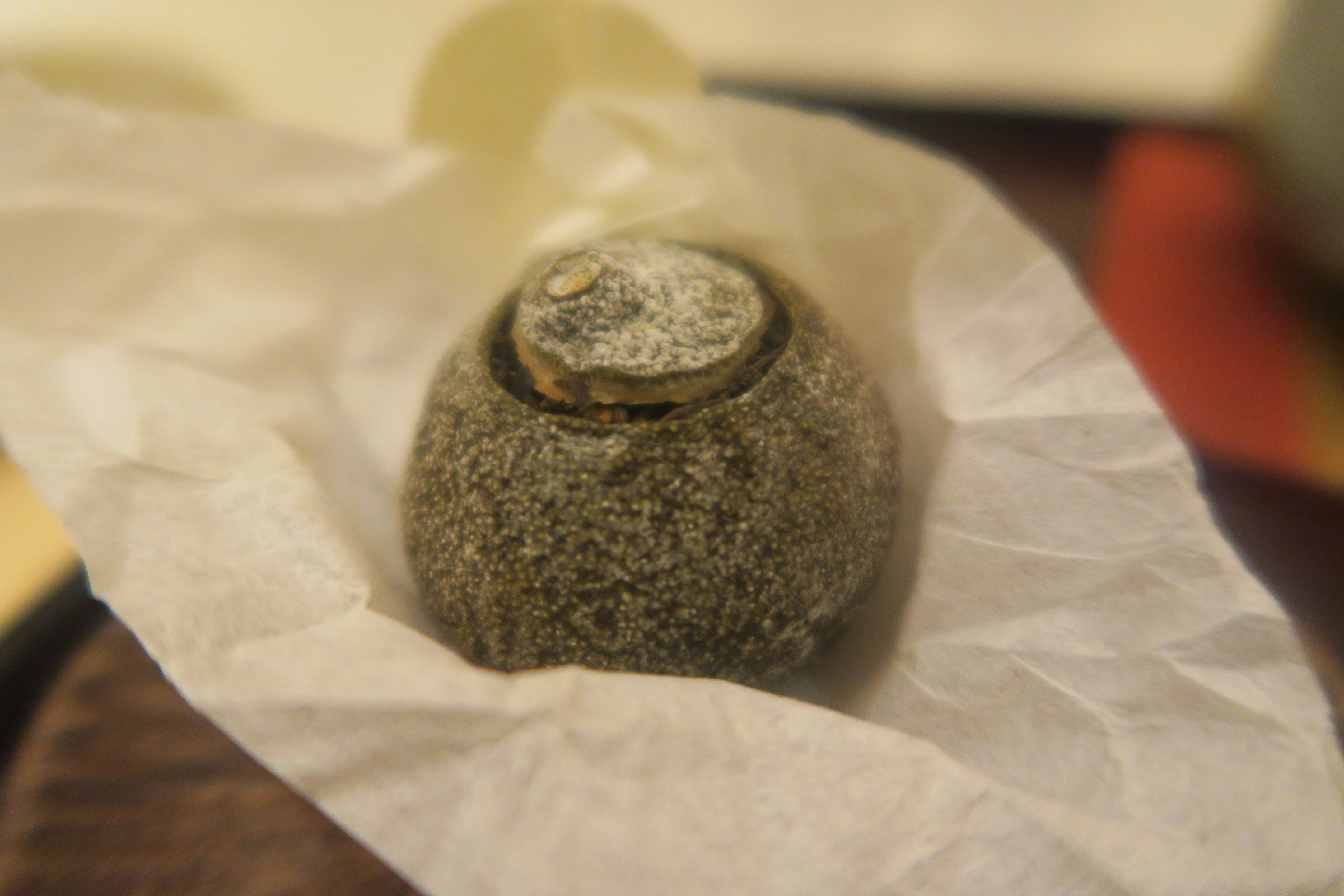 小青柑類似在陳皮中填入普洱茶,經過陽光曬製而成。