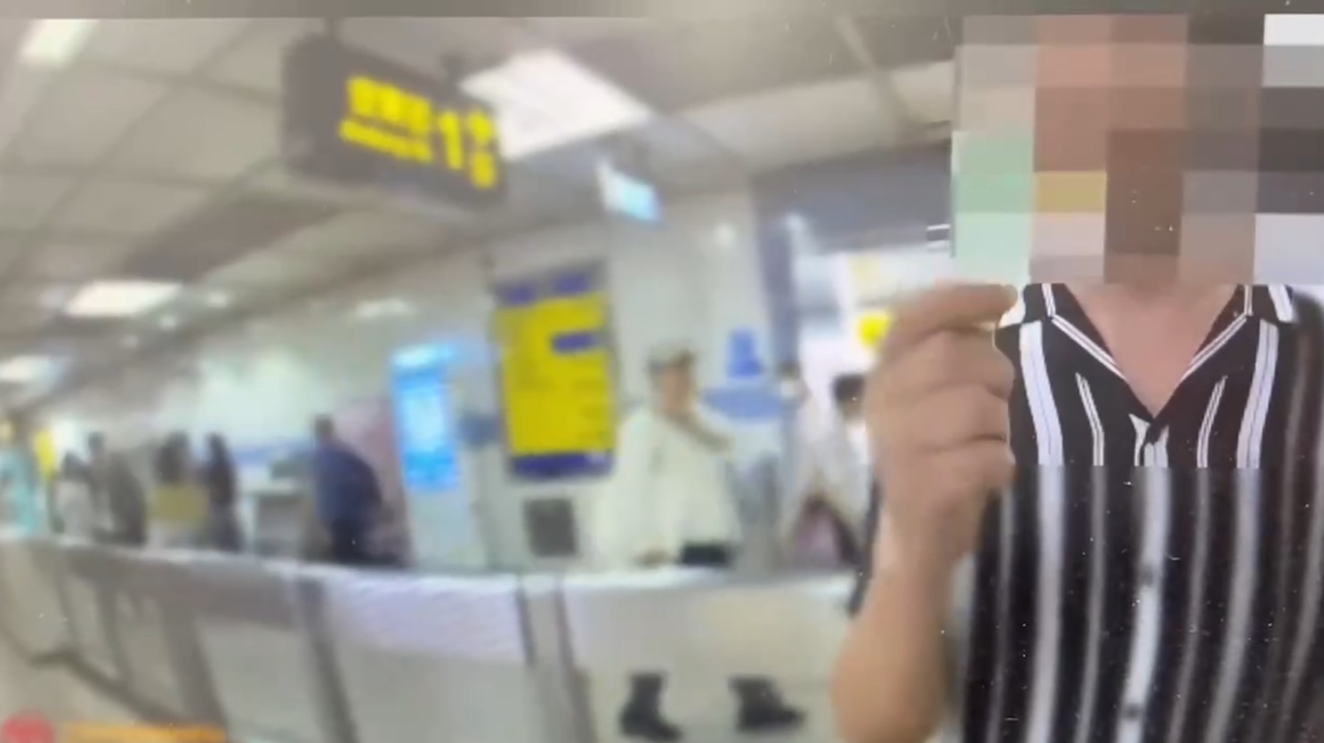 警方獲報後攔下精神不穩的吳男,並陪同他離開站體。(翻攝畫面)