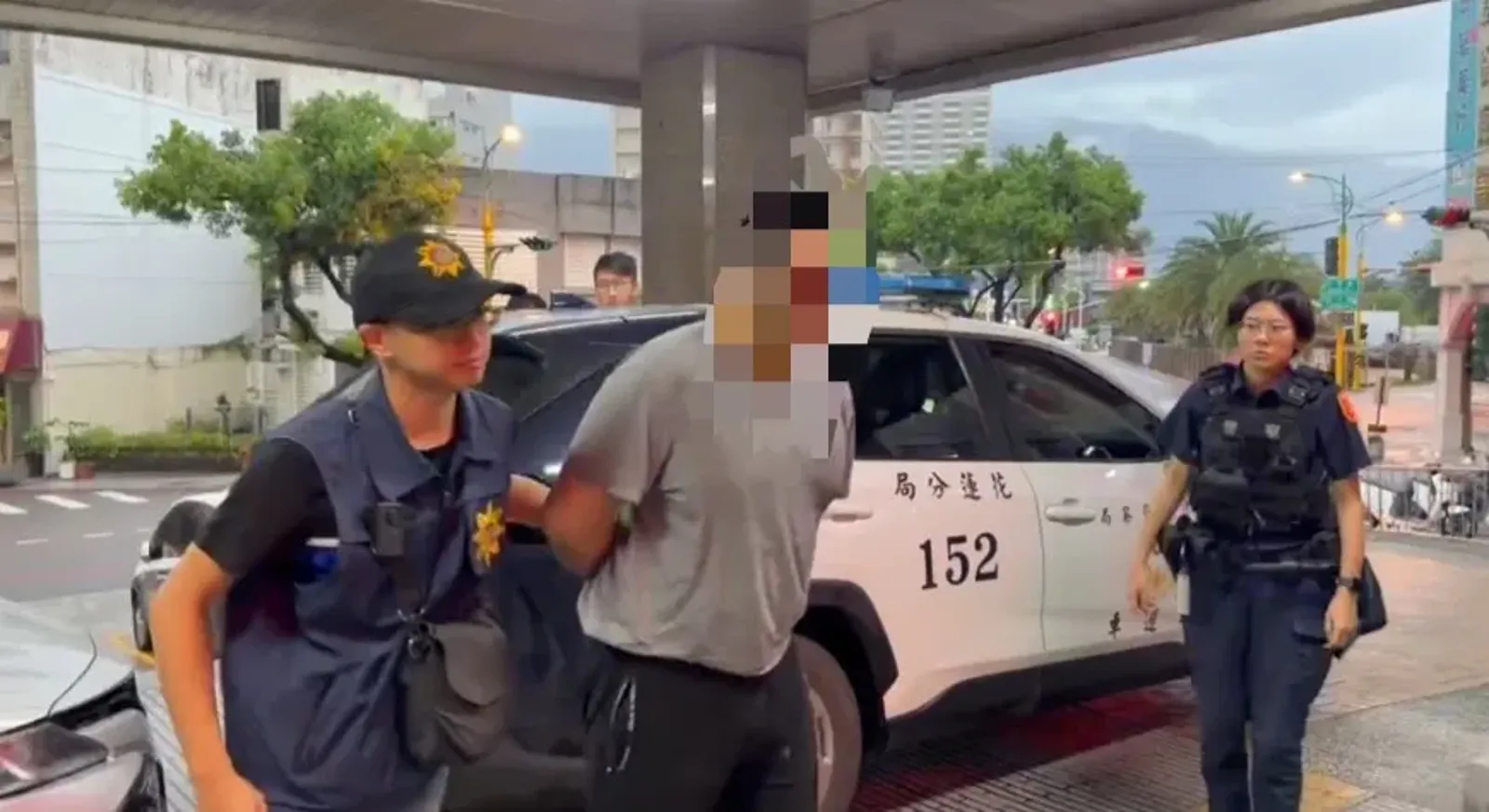 狠男公墓伏擊「狂砍25刀拖入水溝蓋上」 在她機車偷裝GPS追殺...驚悚犯案過程曝