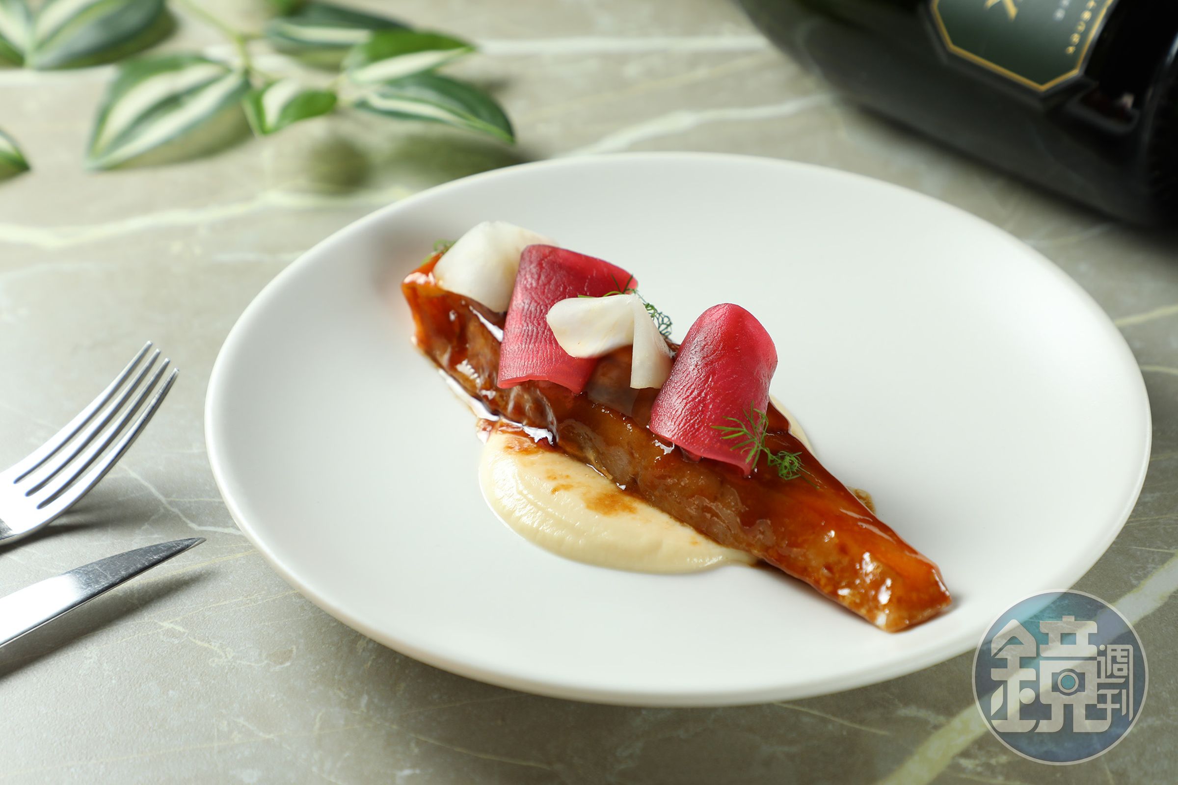 「慢烤季節鮮魚」淋上以雞骨、胡椒、乾蔥等香料熬製的半釉汁，為魚肉帶來深邃風味。（660元／份）
