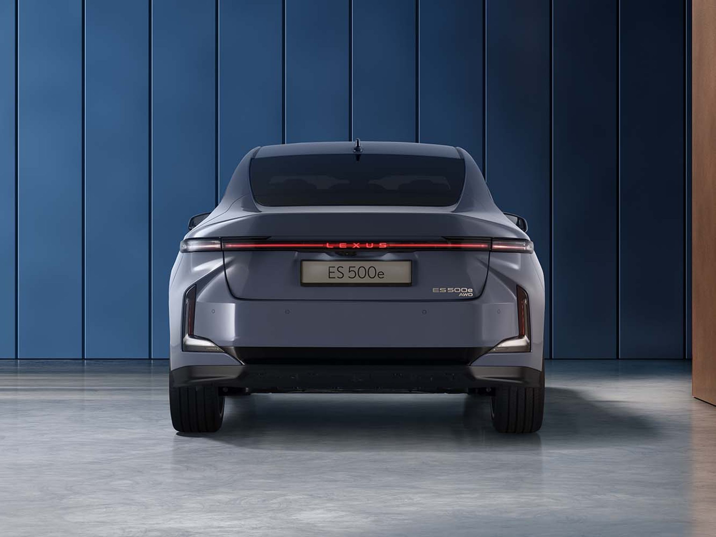 車尾採用貫穿造型,發光的LEXUS字樣位於其中。