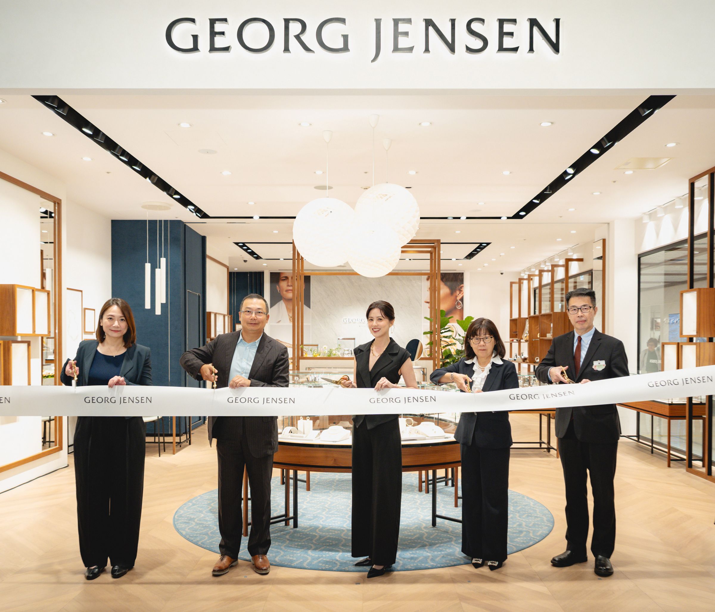 GEORG JENSEN 喬治傑生 遠東 Garden City 全新概念店開幕嘉賓（左起）Vita brands台灣區業務暨行銷總監Helen Chou、Vita brands大中華暨東南亞區域總經理Sheldon Fang、林予晞、遠東SOGO百貨營業吳素吟總經理、遠東Garden City賴必昌副總經理 。（喬治傑生提供）       