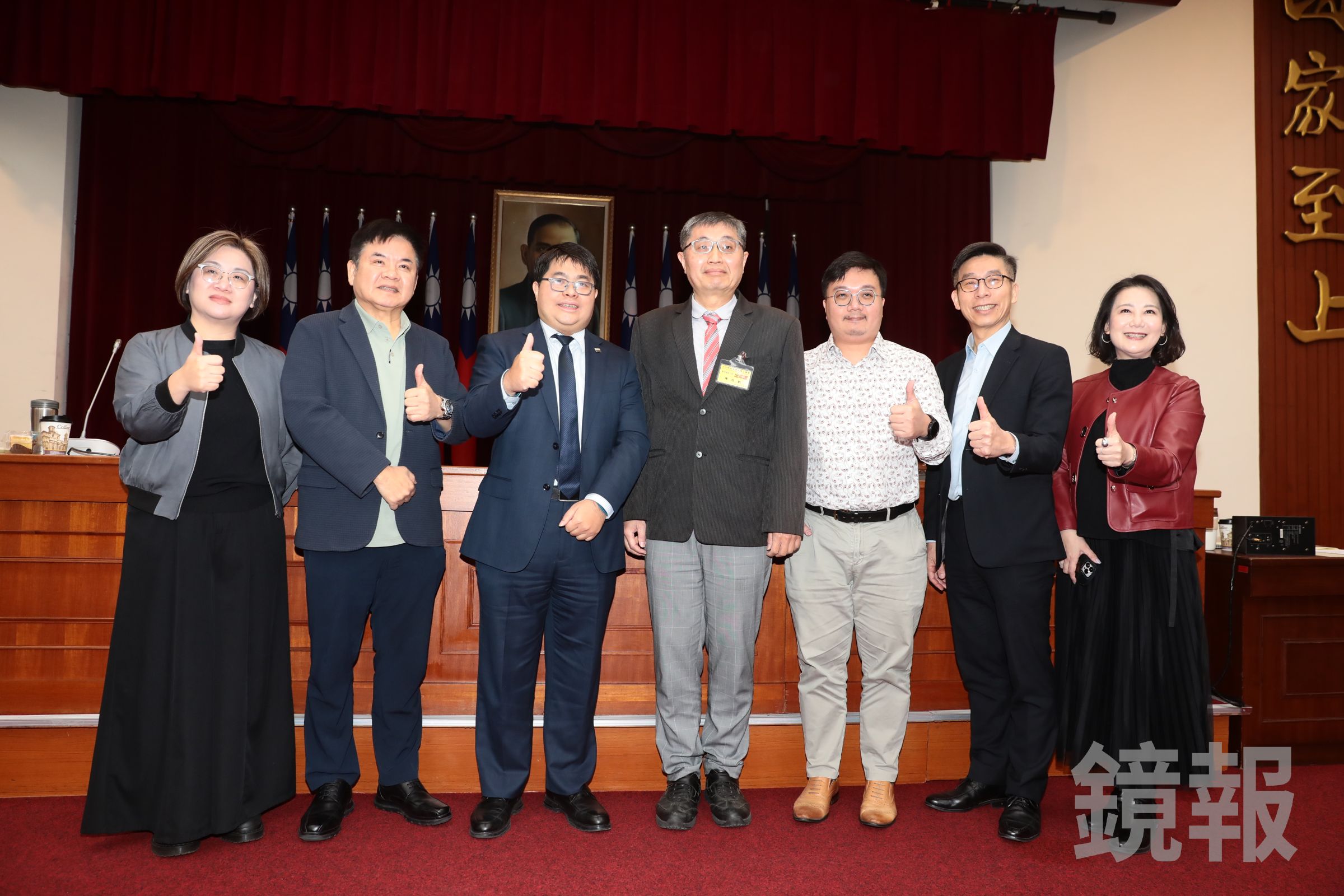 民進黨立委與受邀的專家學者在公聽會上合影。(鏡報林煒凱)
