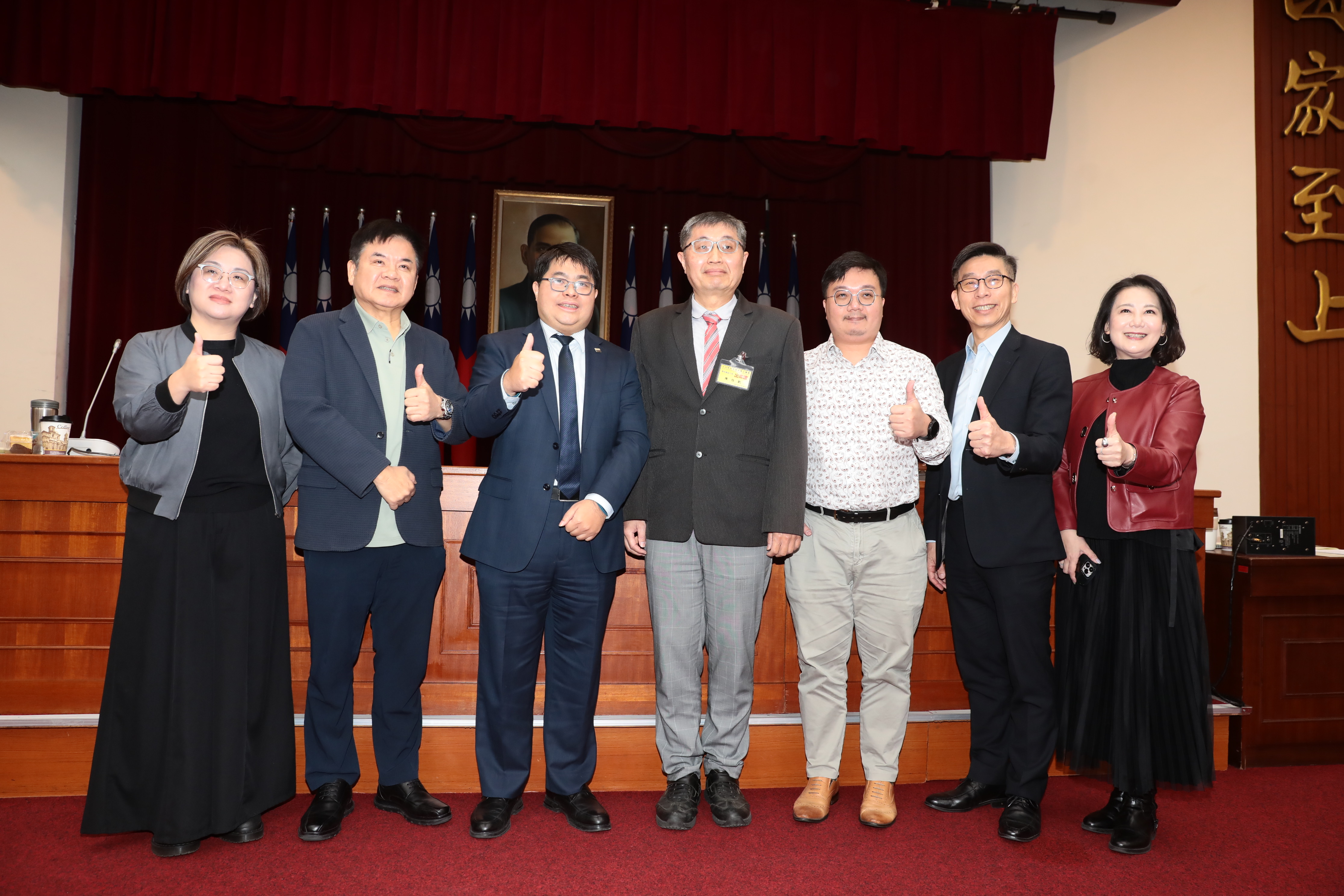 民進黨立委與受邀的專家學者在公聽會上合影。（鏡報林煒凱）