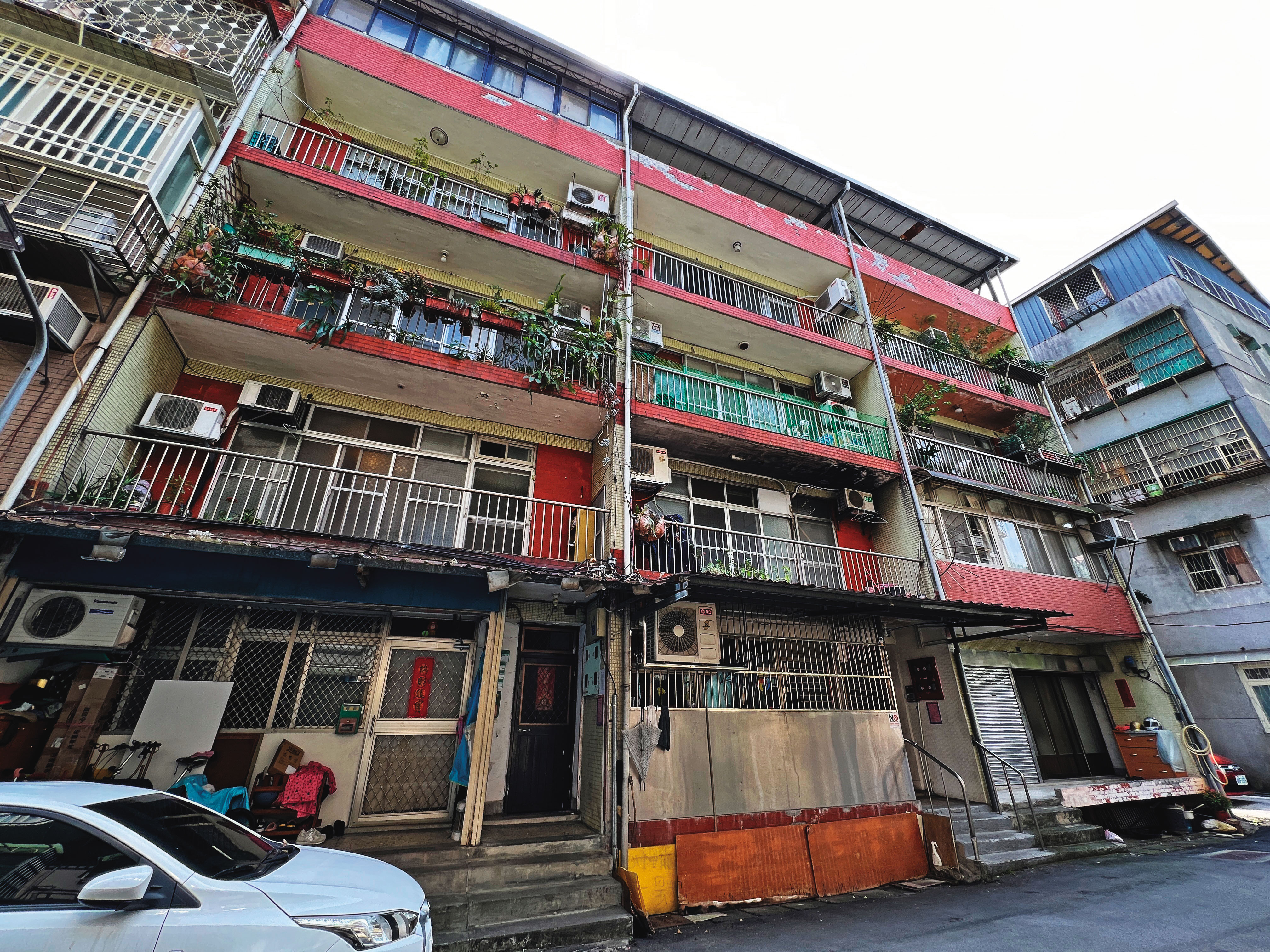 劉姓保母家族擁有3棟房子（圖），姊妹原本負責照顧5個兒童，虐死剴剴後已被終止照護。