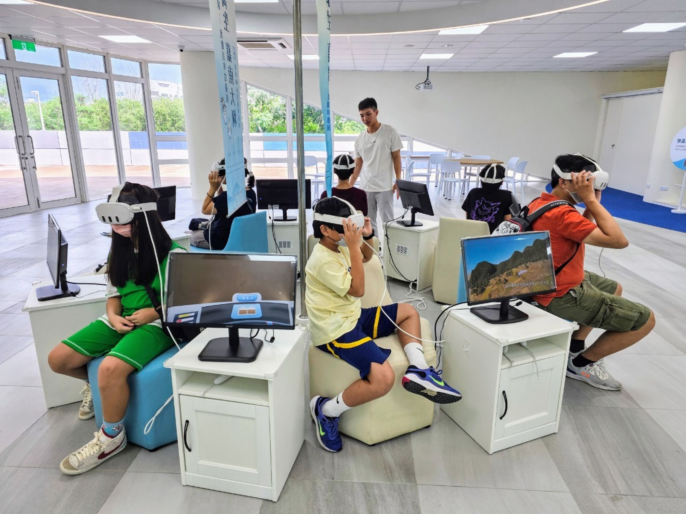 臺南400水資源環境教育展內部小朋友認真觀賞VR影片。