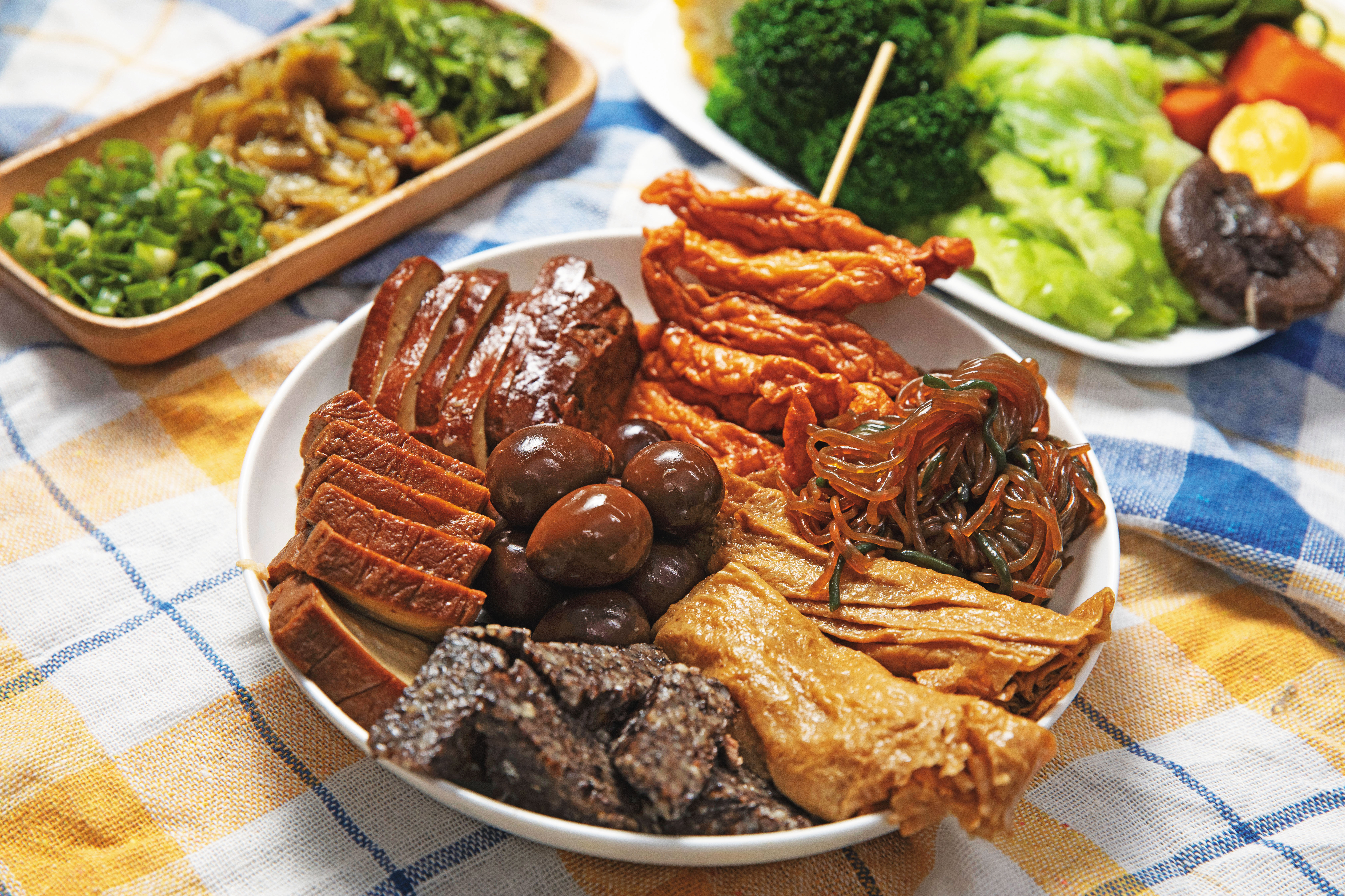 許阿淑掌握不同食材特性，滷煮時間不同，每樣皆入味。