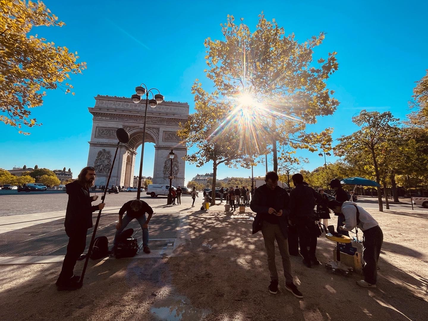 法國工時限制每天9小時，練建宏導戲的時間壓力很大。（伯樂影業提供）