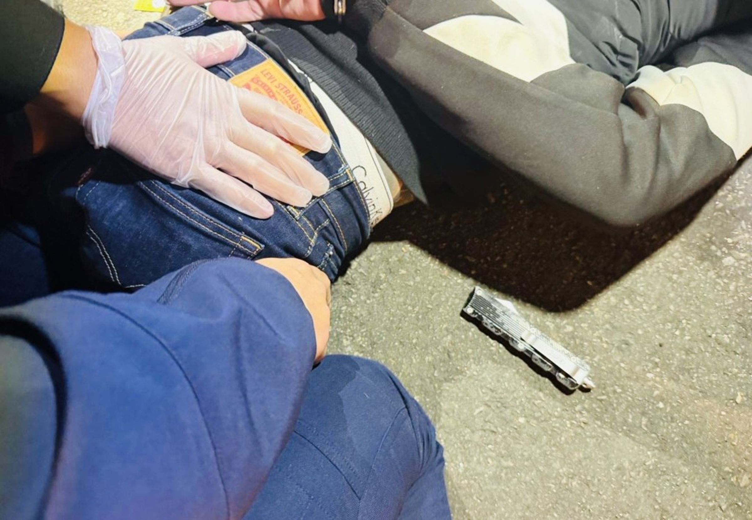 板橋新海路巷口晚間突爆流血衝突，酒後口角竟演變成持刀攻擊，所幸員警就在現場附近即時壓制，傷者送醫無生命危險，警方已依殺人未遂偵辦。（翻攝畫面）