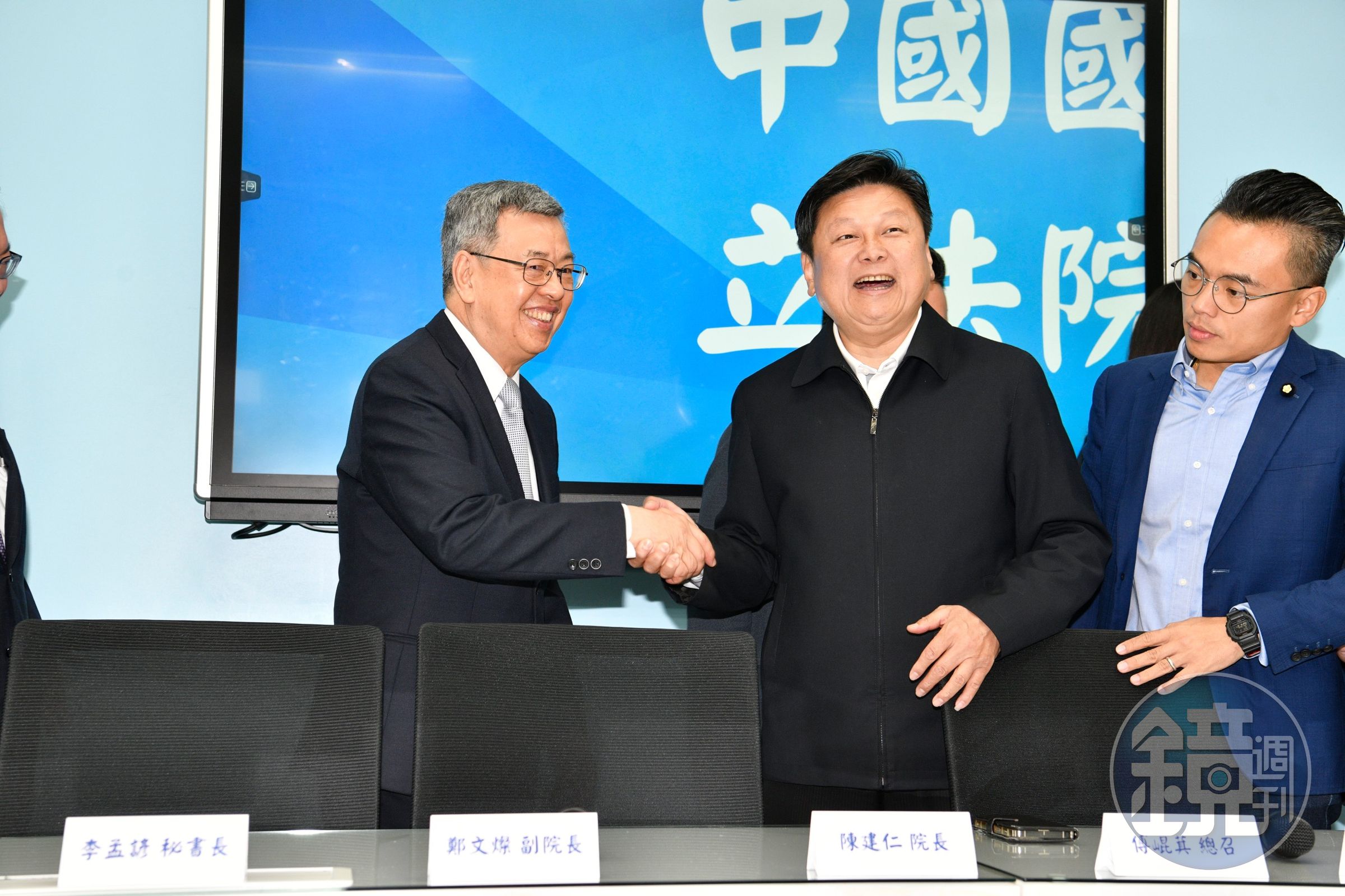 陳建仁率行政院團隊拜訪國民黨立院黨團,與總召傅崐萁握手。