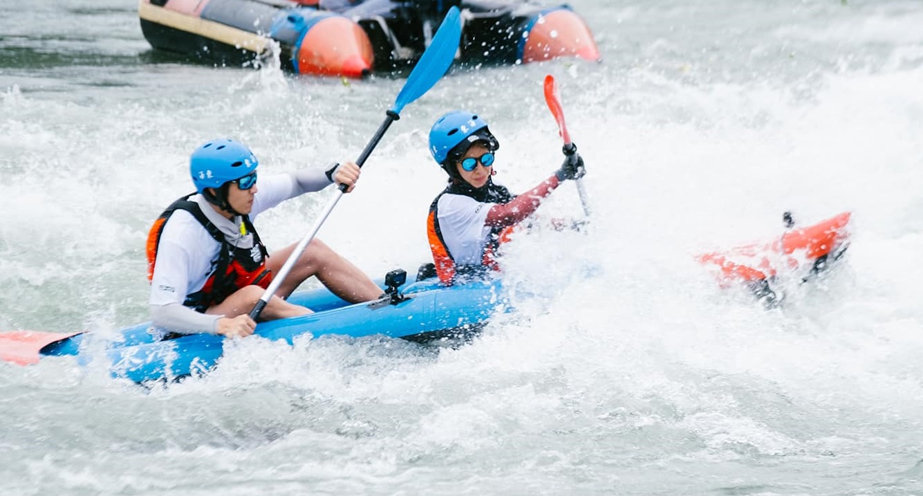 胡宇威（左）、雷艾美（右）在激流中學習操控技巧。（三立提供）
