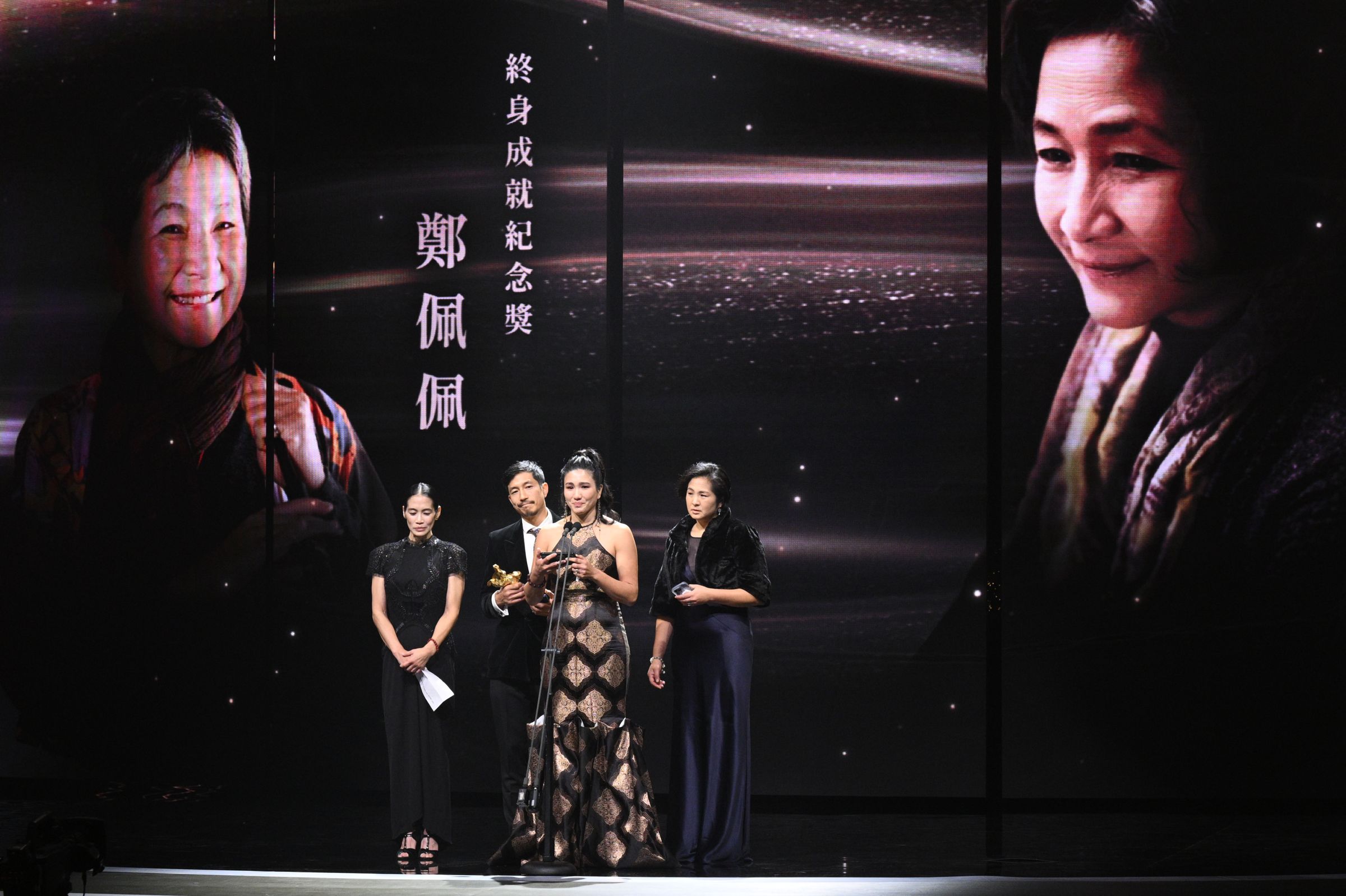 鄭佩佩的4位子女全員到齊為母親代為接受這份榮譽，各個泣不成聲。（金馬執委會提供）