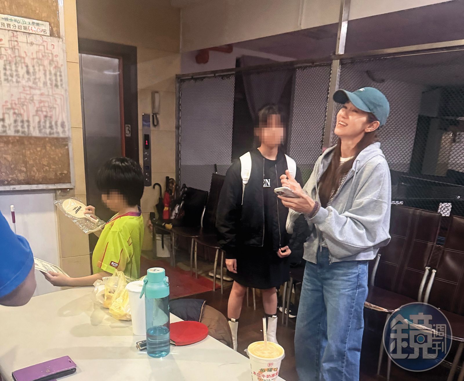 離婚過更好/獨家!變身桌球賽啦啦隊 周幼婷伴愛子登頂冠軍