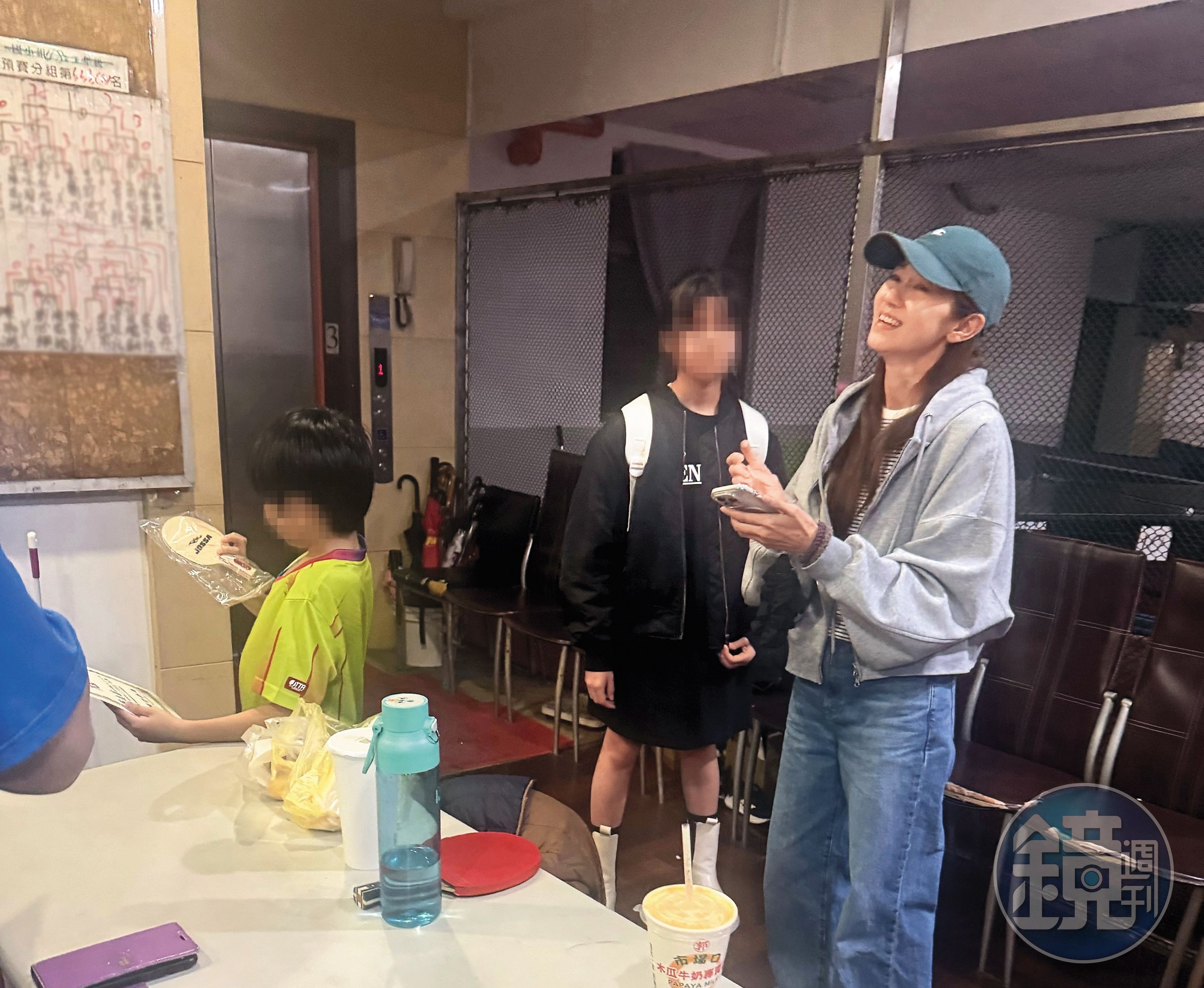 本月18日下午,周幼婷(右起)現身新北三重一家桌球館,帶著女兒一起陪兒子出賽,最後兒子奪冠。