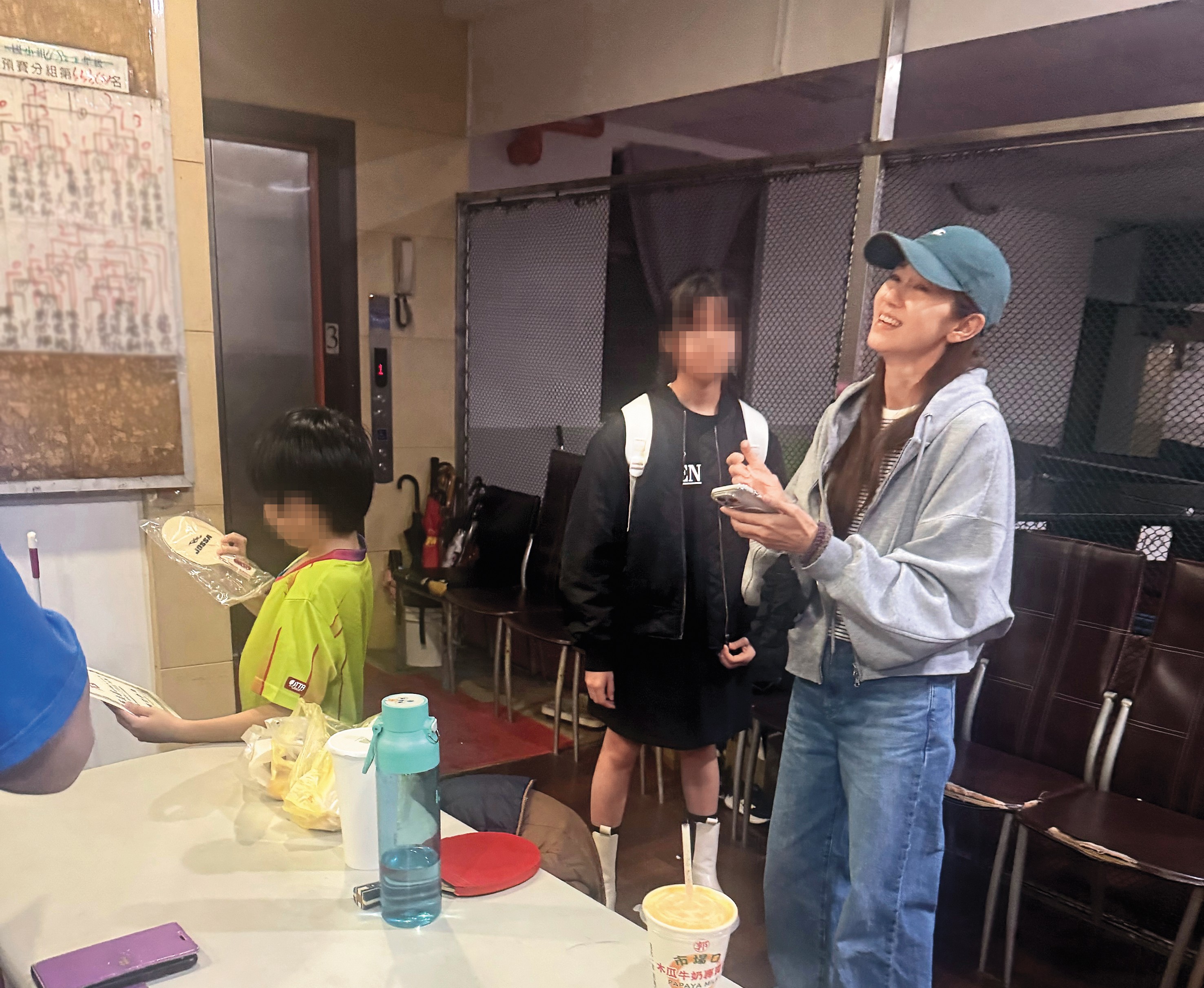 本月18日下午，周幼婷（右起）現身新北三重一家桌球館，帶著女兒一起陪兒子出賽，最後兒子奪冠。